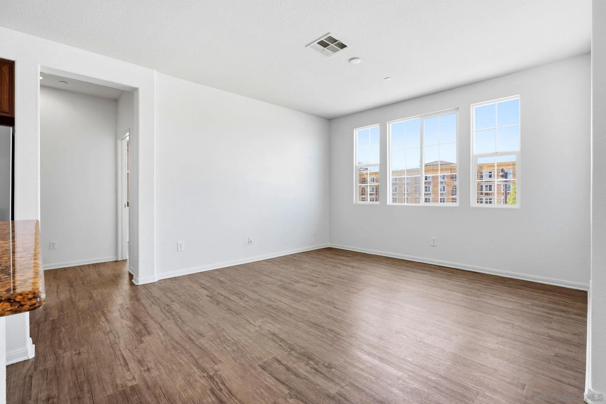 Photo #7: 260018894 Listing: Photo #7