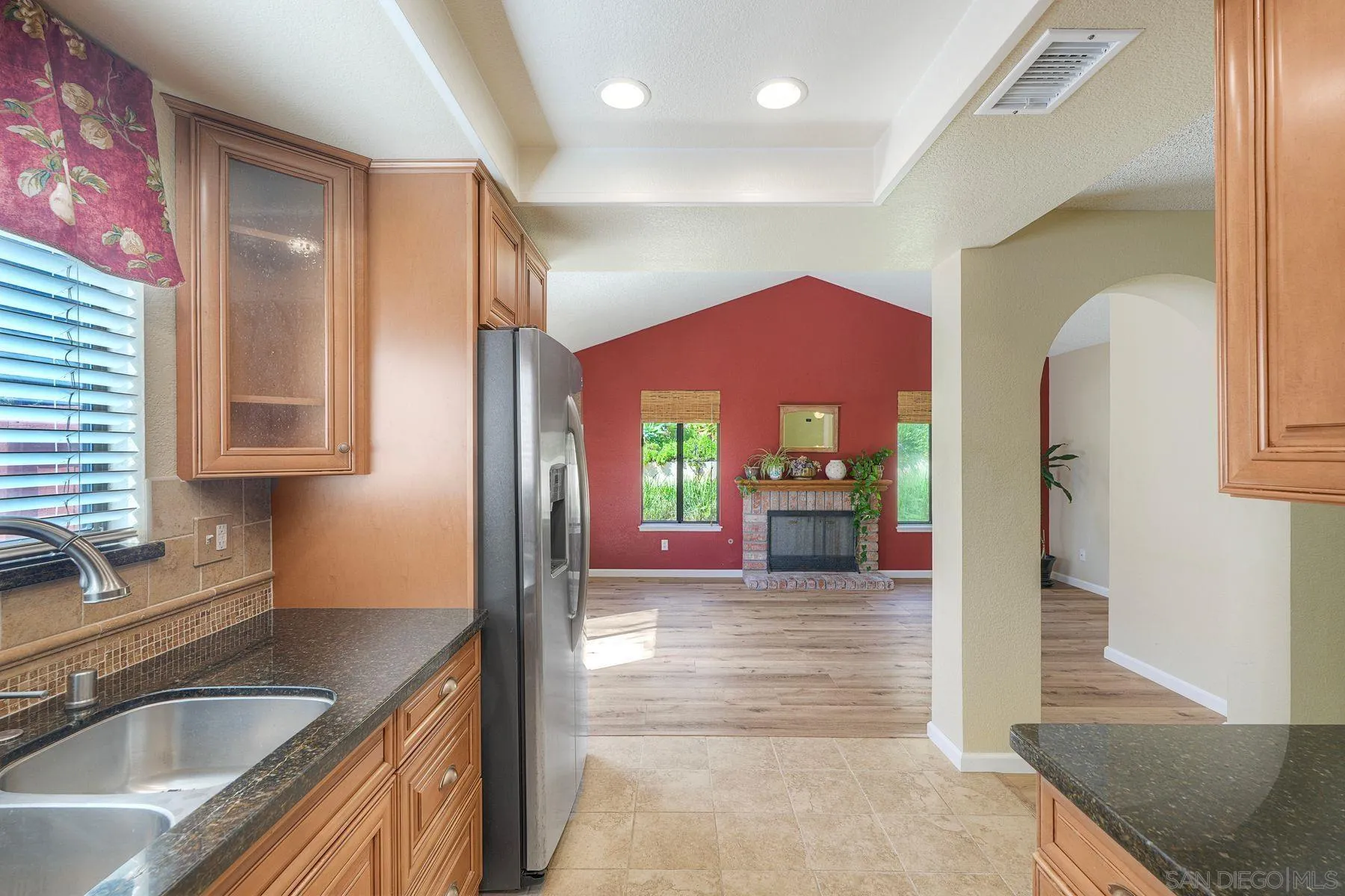 https://cdn.realtyfeed.com/cdn/127/260018901/638816eff017e5014f656df849e89f45.webp