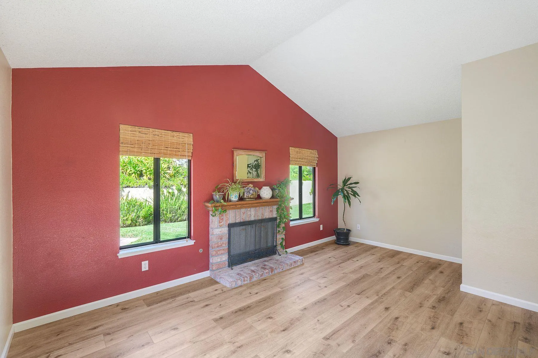 https://cdn.realtyfeed.com/cdn/127/260018901/81220bfe1e17f7abad80274d945ca263.webp