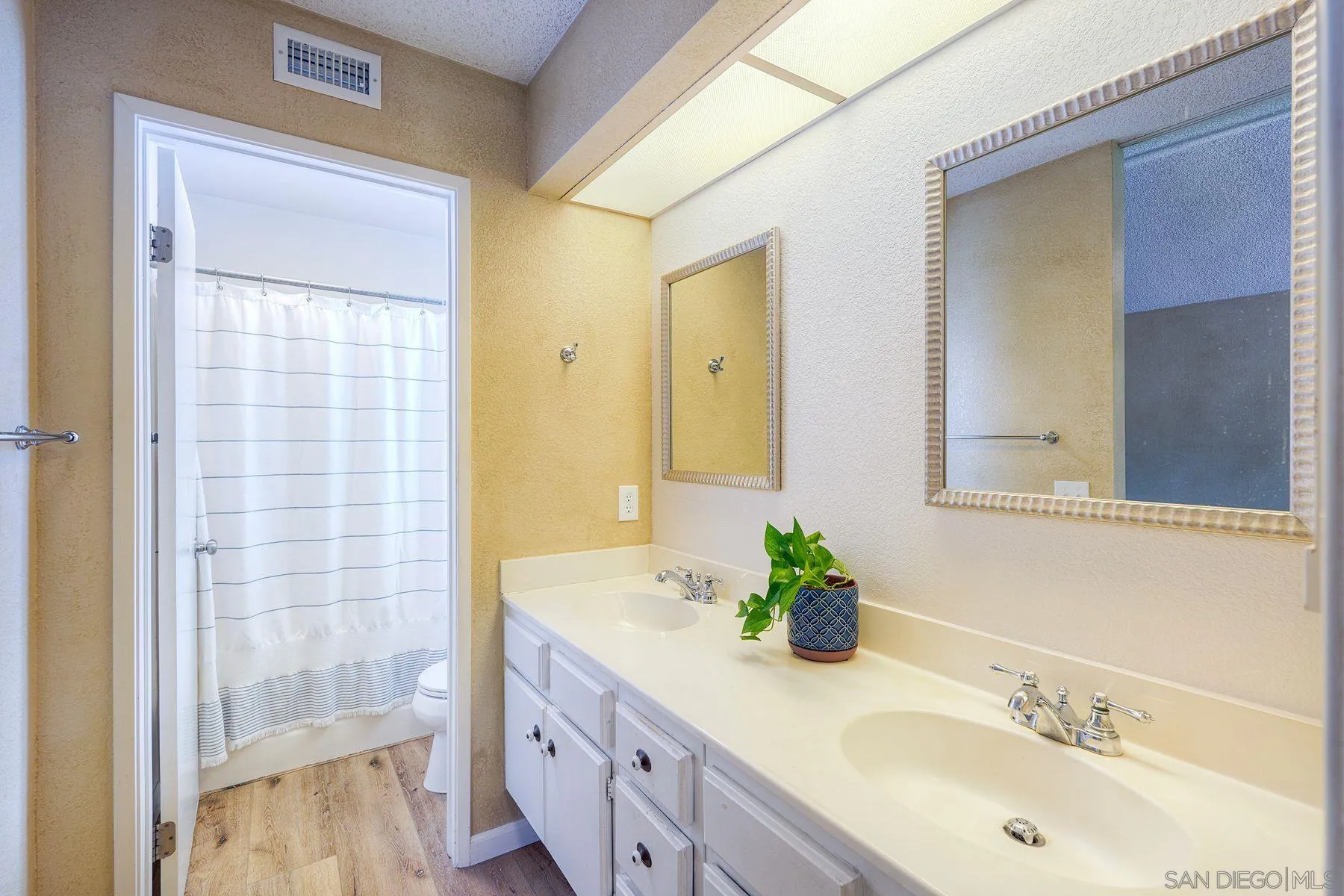 https://cdn.realtyfeed.com/cdn/127/260018901/a827248c9bc95a5be5017733904d42ef.webp