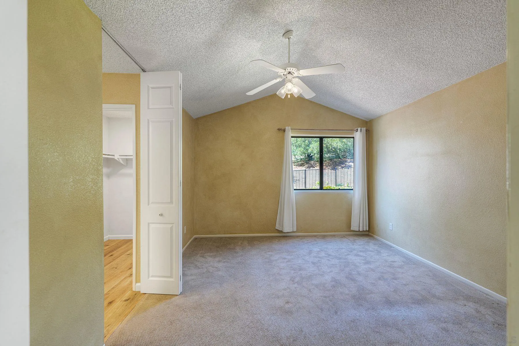 https://cdn.realtyfeed.com/cdn/127/260018901/d52627b2a4cd47e18b47383812ec6b30.webp