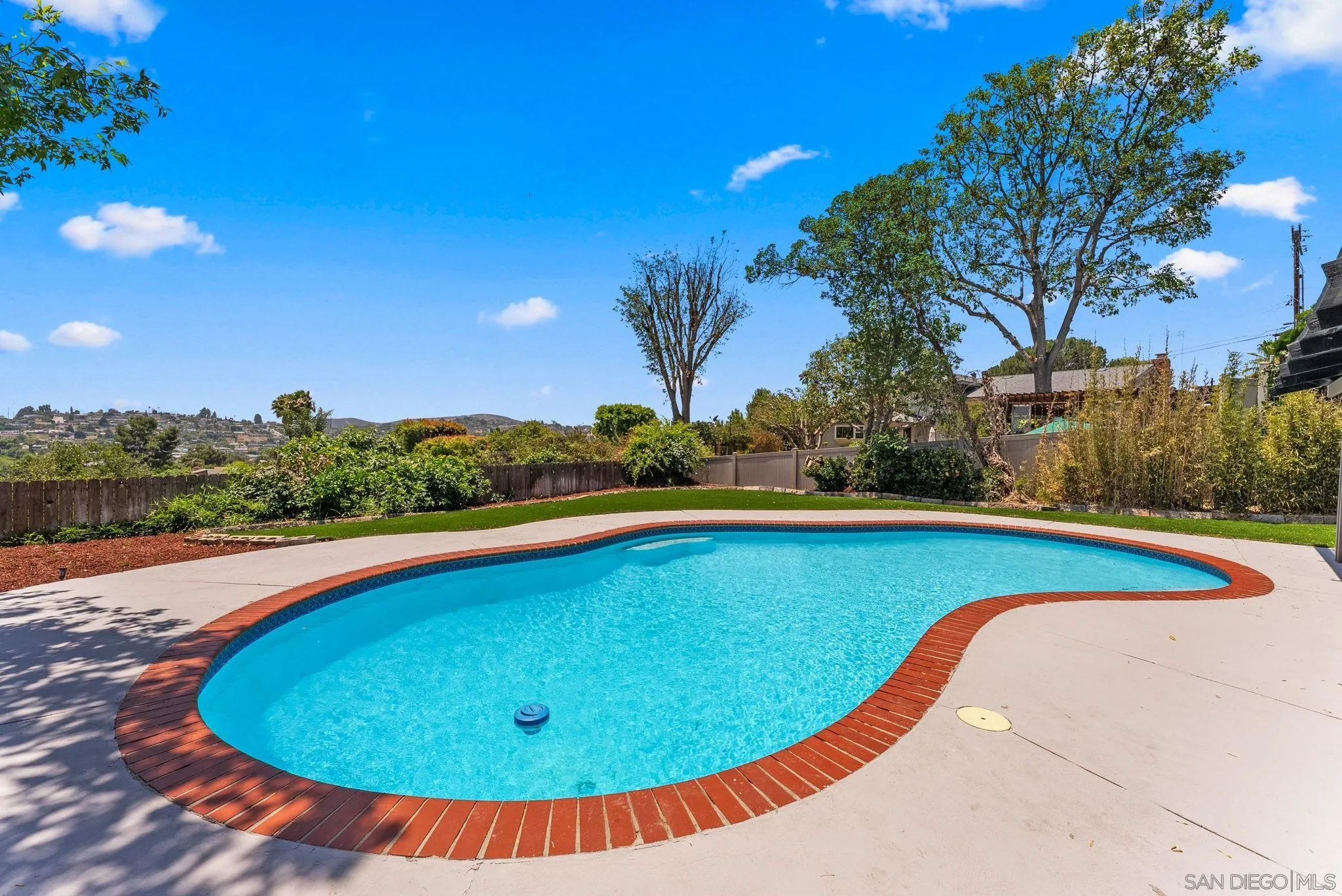 https://cdn.realtyfeed.com/cdn/127/260018921/61ffb37cfacfde36b31ebcab37ea17fc.webp