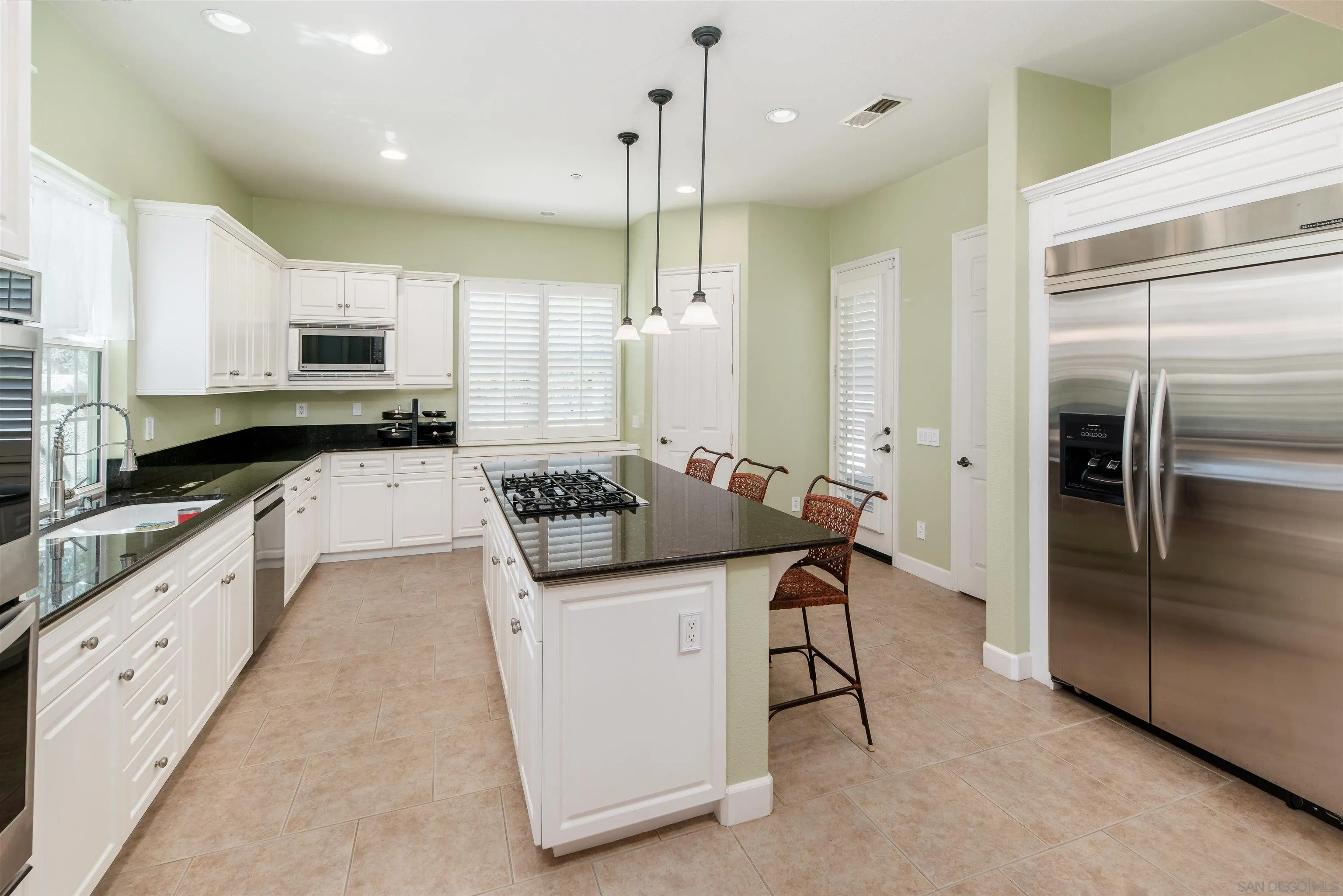 https://cdn.realtyfeed.com/cdn/127/260018926/384ccdf507722bcf3cb19229d597962c.webp