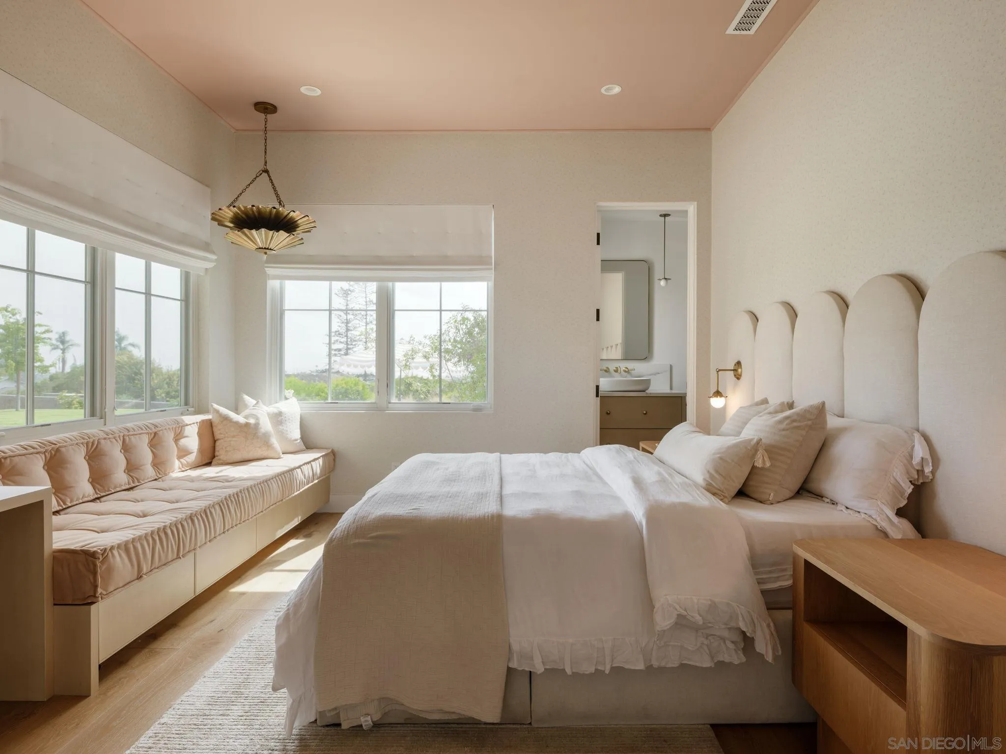 https://cdn.realtyfeed.com/cdn/127/260018936/ce91c04544083b7eed5bc865558cd446.webp
