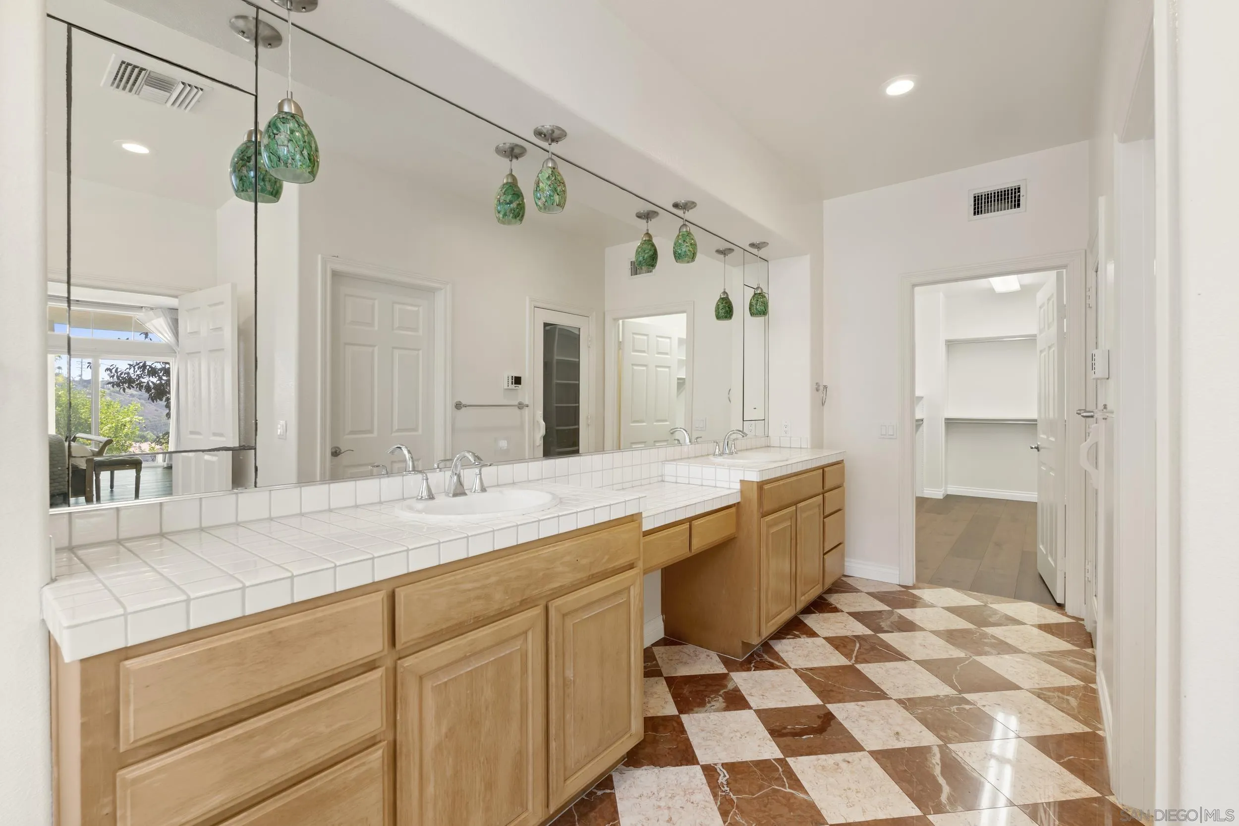 https://cdn.realtyfeed.com/cdn/127/260018980/02fb61cecb59957640264398bdab2ed0.webp