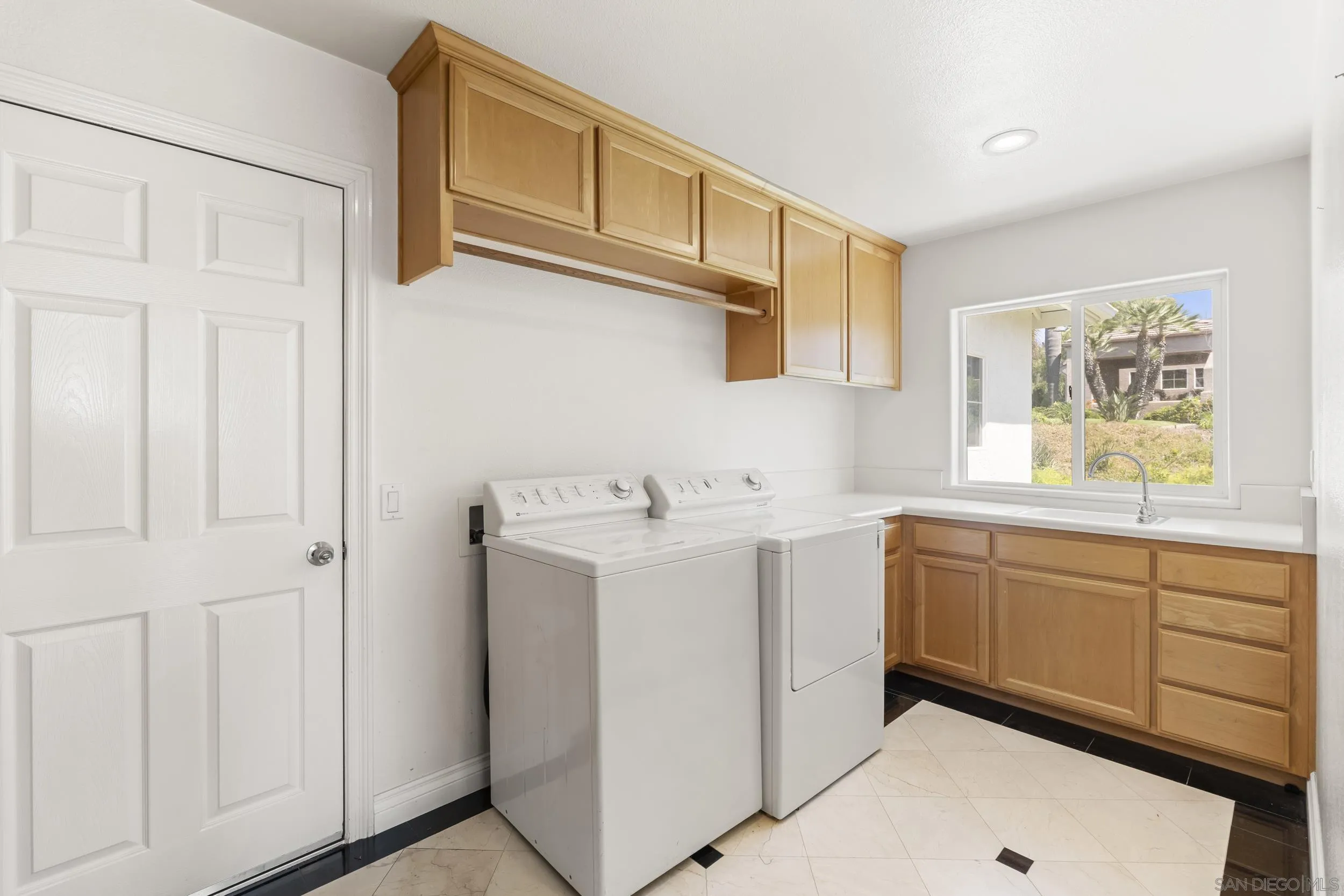 https://cdn.realtyfeed.com/cdn/127/260018980/56493f1992152d87e3dfa080163e8274.webp