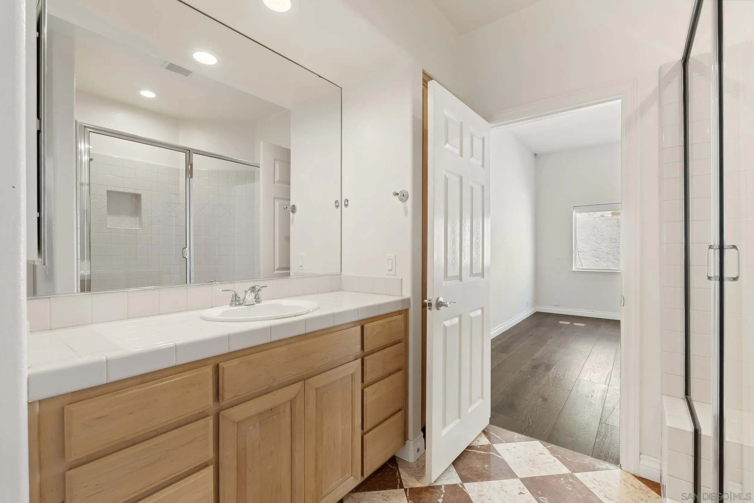 https://cdn.realtyfeed.com/cdn/127/260018980/8607ad18236dc7f5ad87cf270854f8c0.webp
