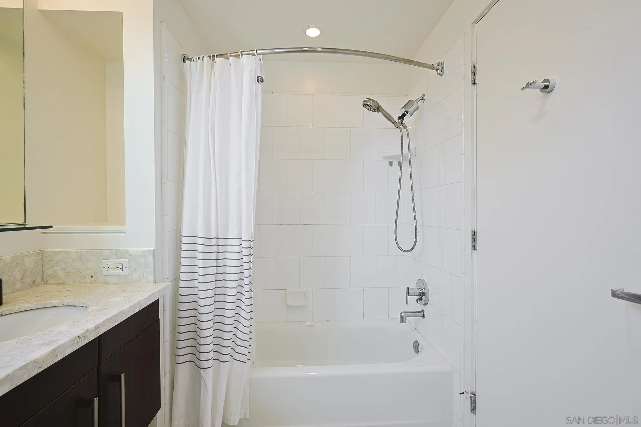 Photo #17: 260018985 Listing: Photo #17