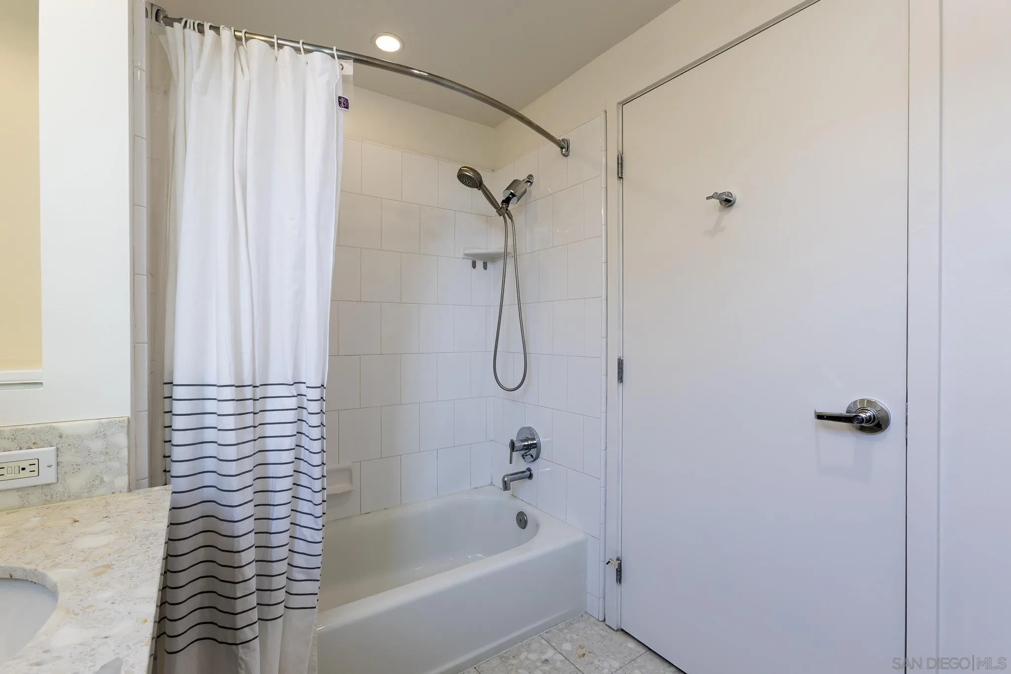 Photo #15: 260018985 Listing: Photo #15