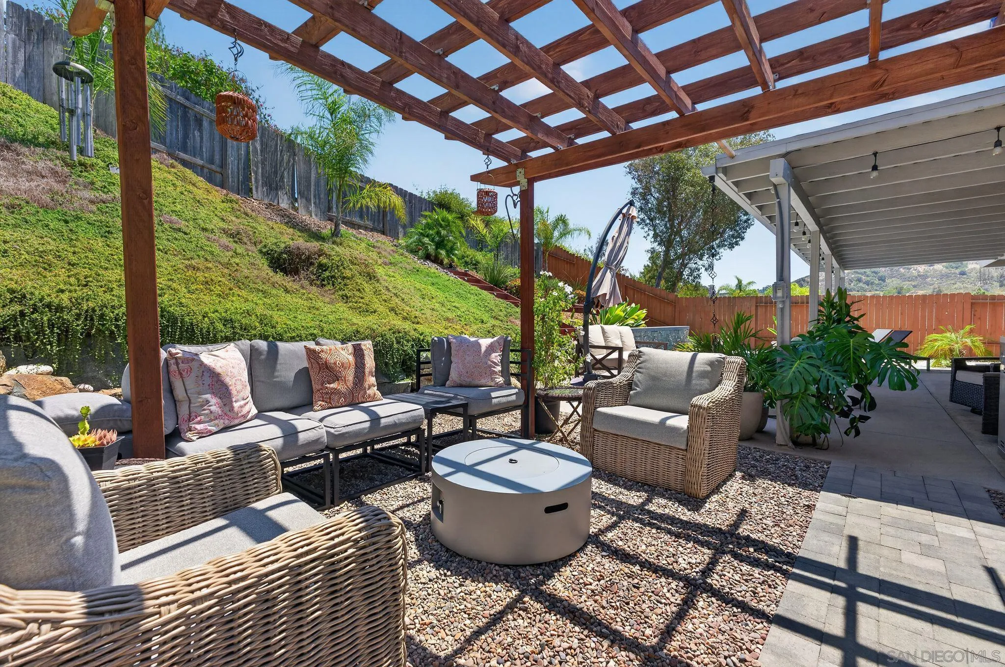 https://cdn.realtyfeed.com/cdn/127/260018987/271a3feced5fe7285f25e9e2a002988b.webp