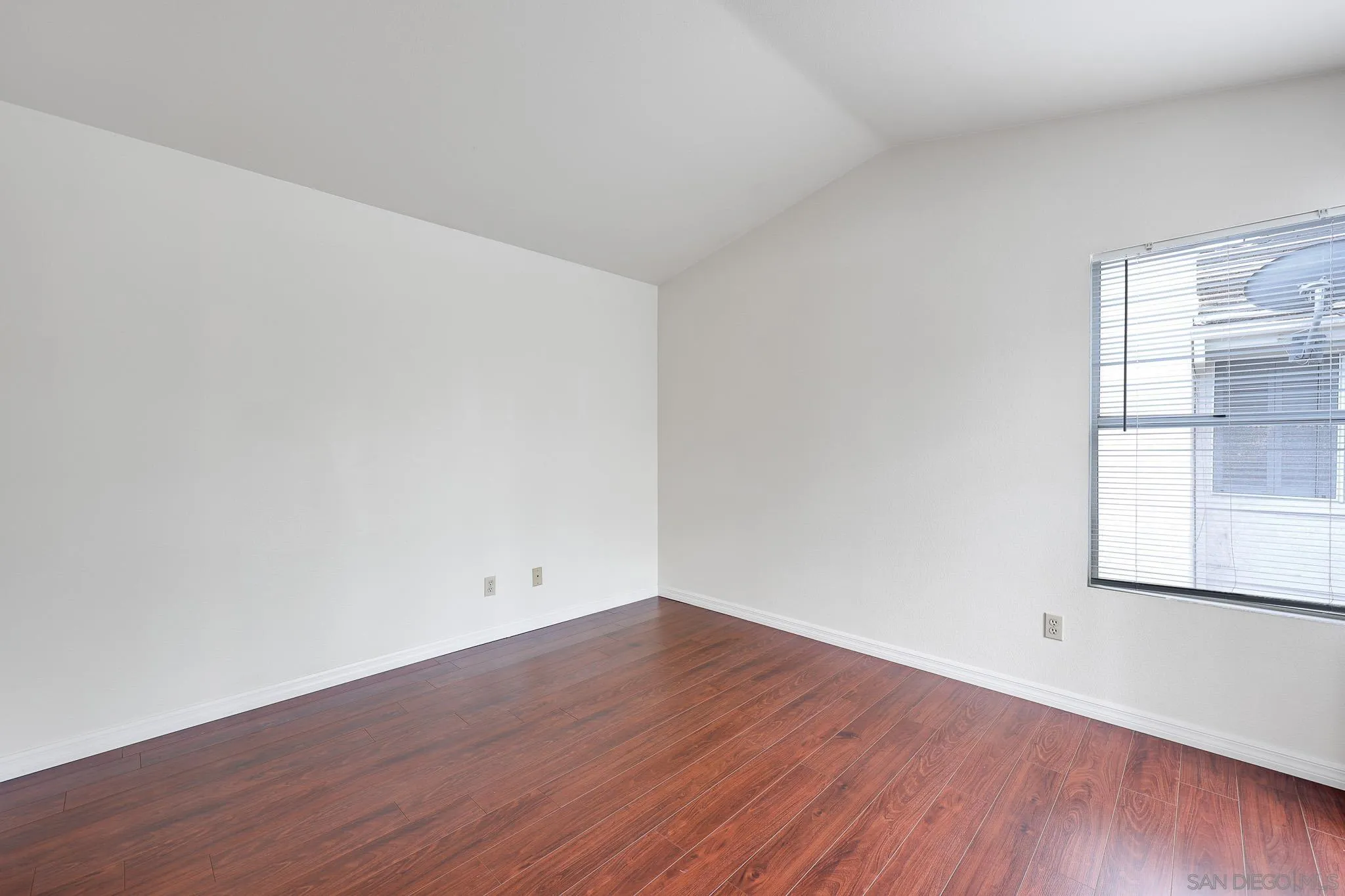 https://cdn.realtyfeed.com/cdn/127/260018988/d549188e6a481dbd3160d03bee070ca9.webp