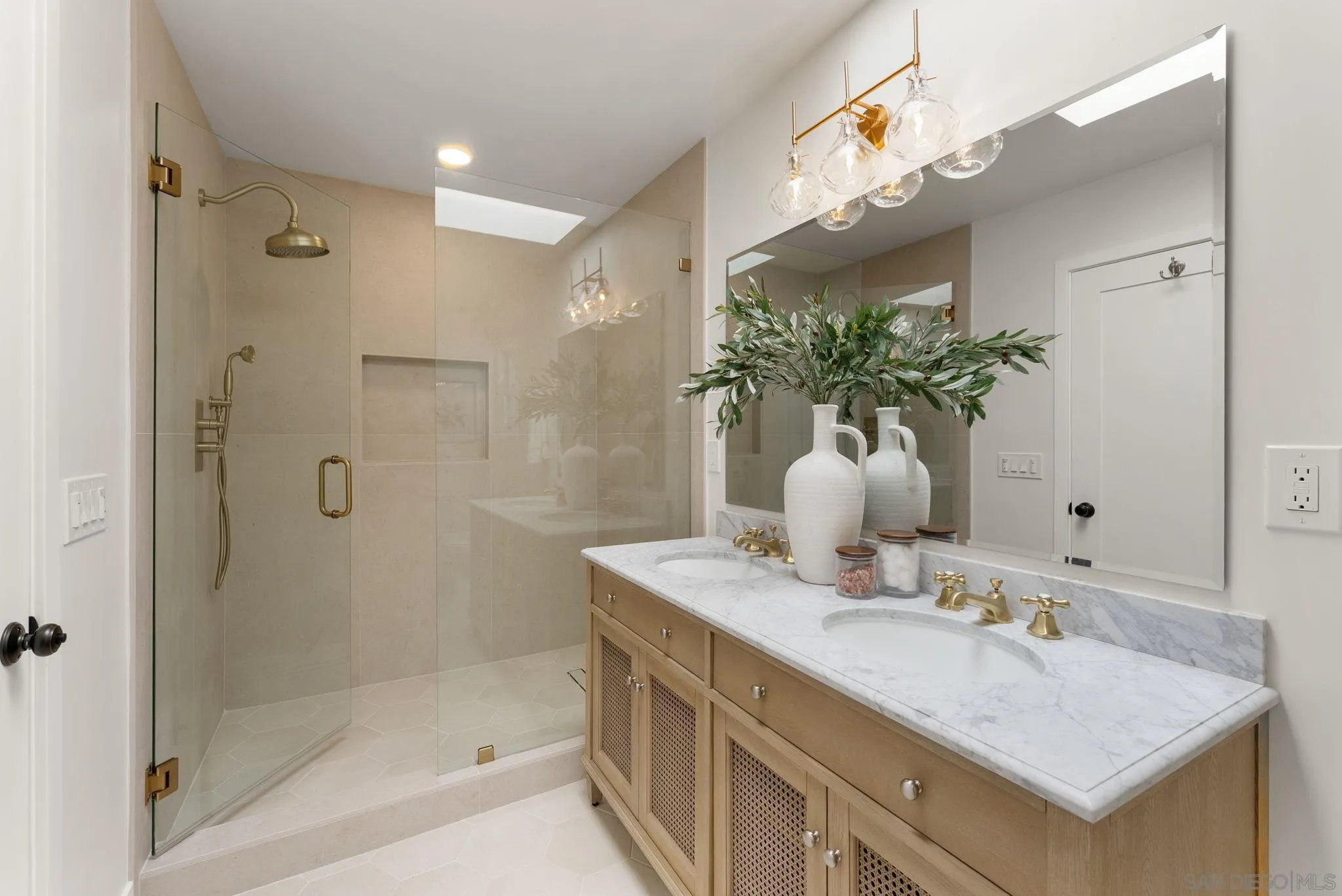 https://cdn.realtyfeed.com/cdn/127/260018989/b0f028a6a9245cfd35564e1911a427ea.webp