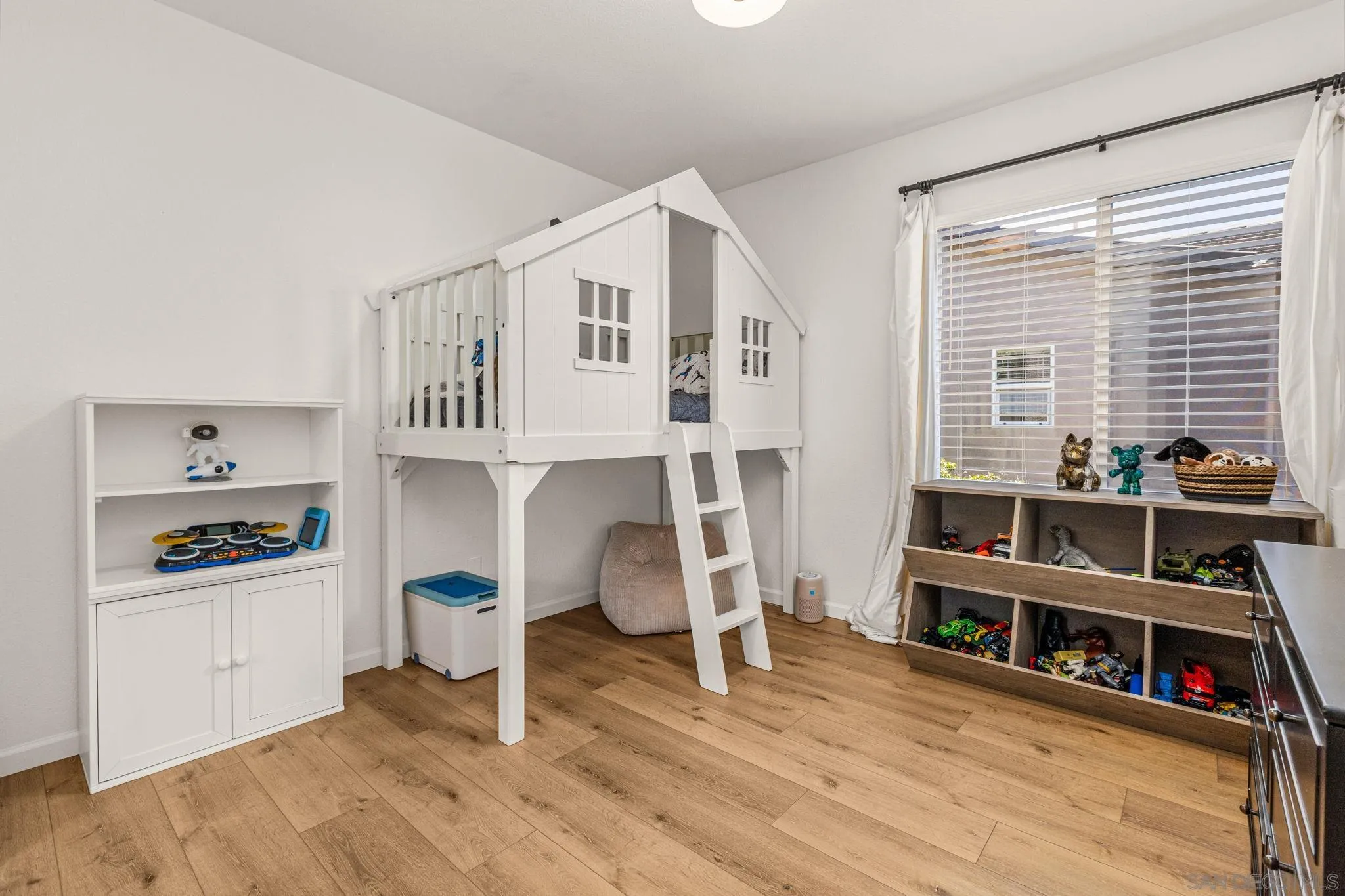 https://cdn.realtyfeed.com/cdn/127/260018991/9b61e750862cc41313101c11139d7754.webp