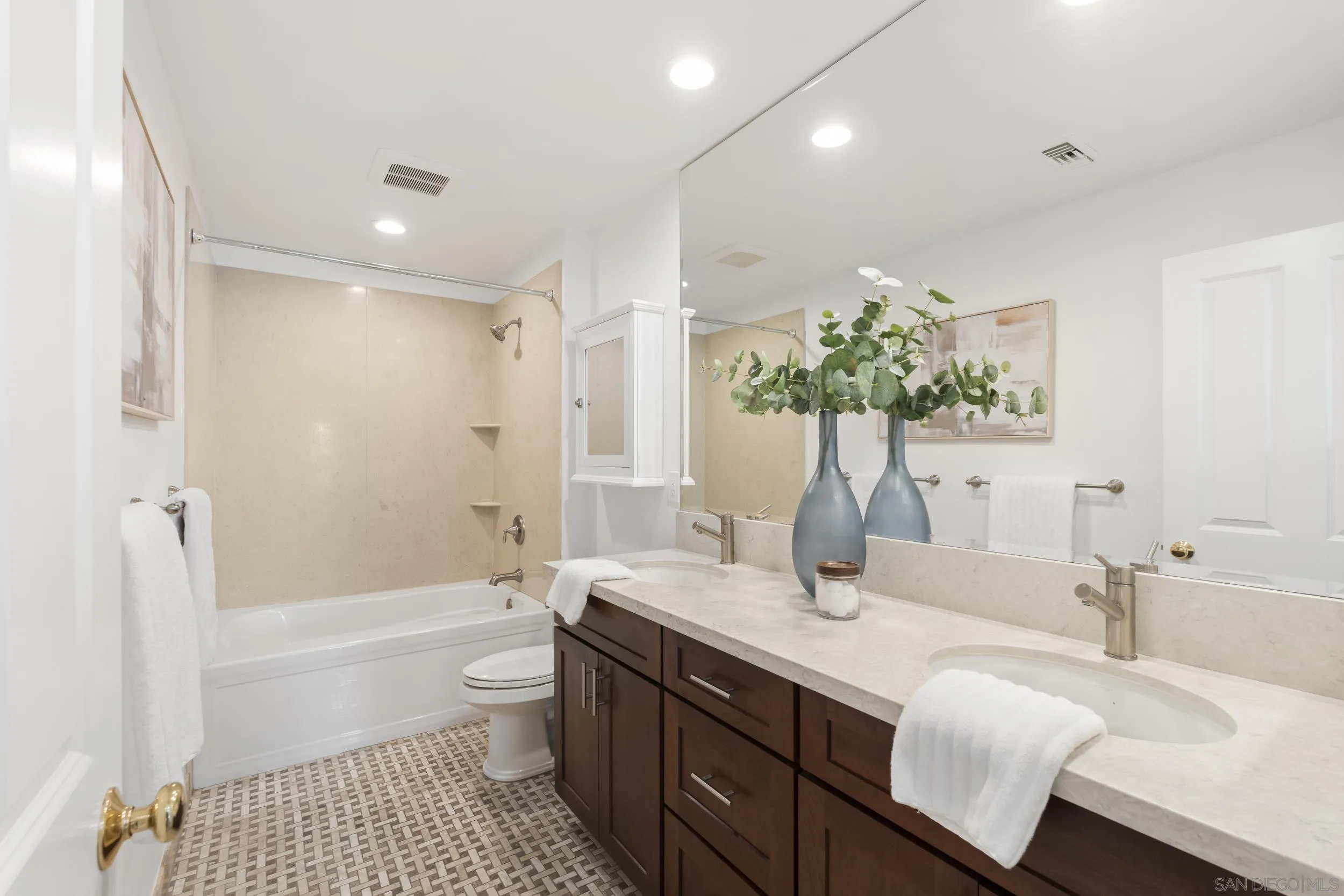 https://cdn.realtyfeed.com/cdn/127/260018996/0df0f0430181a4d0915438563925d4c0.webp