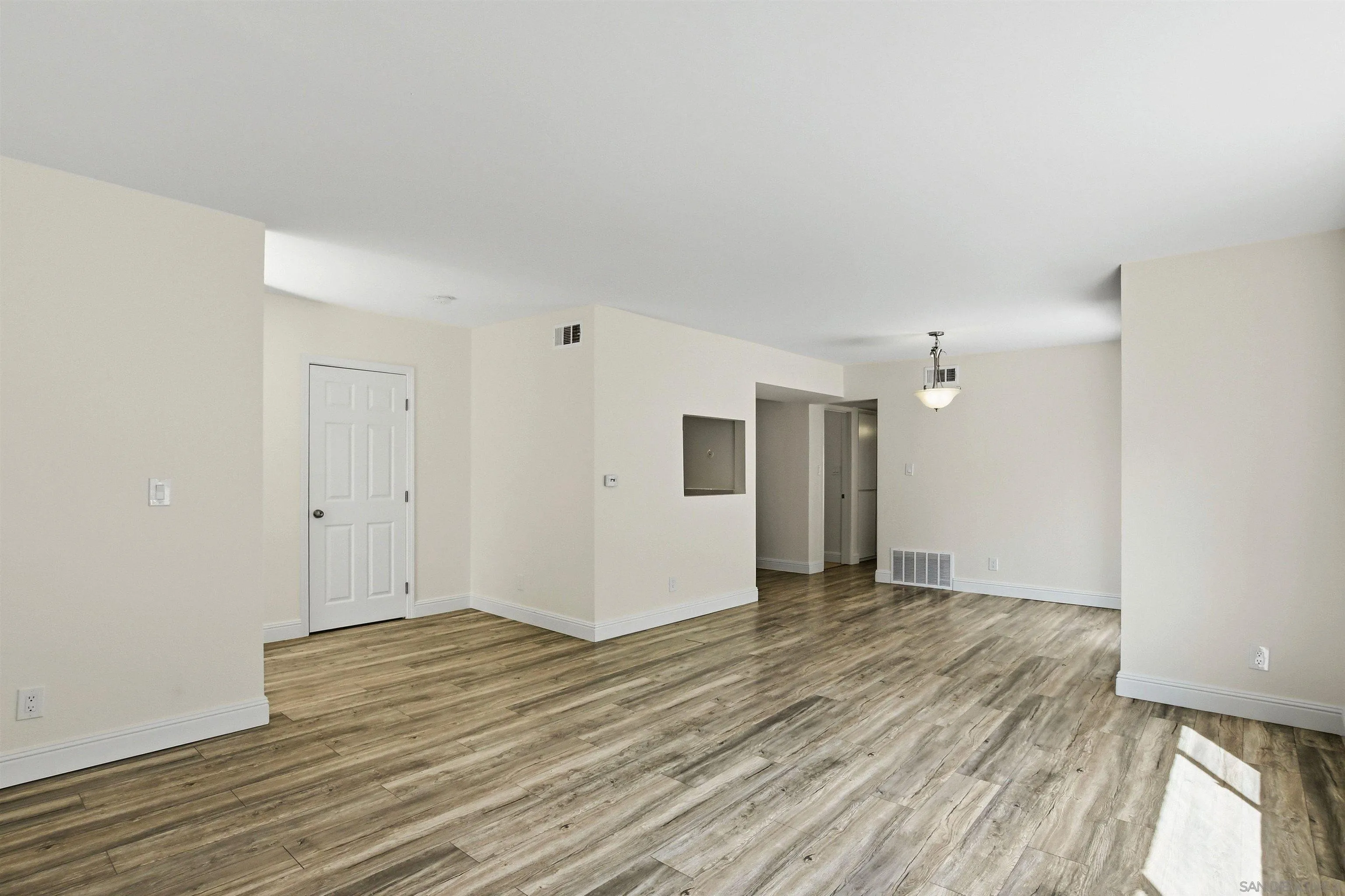 https://cdn.realtyfeed.com/cdn/127/260019004/b7a14bed4a608bdea48e125ffb2de4f0.webp