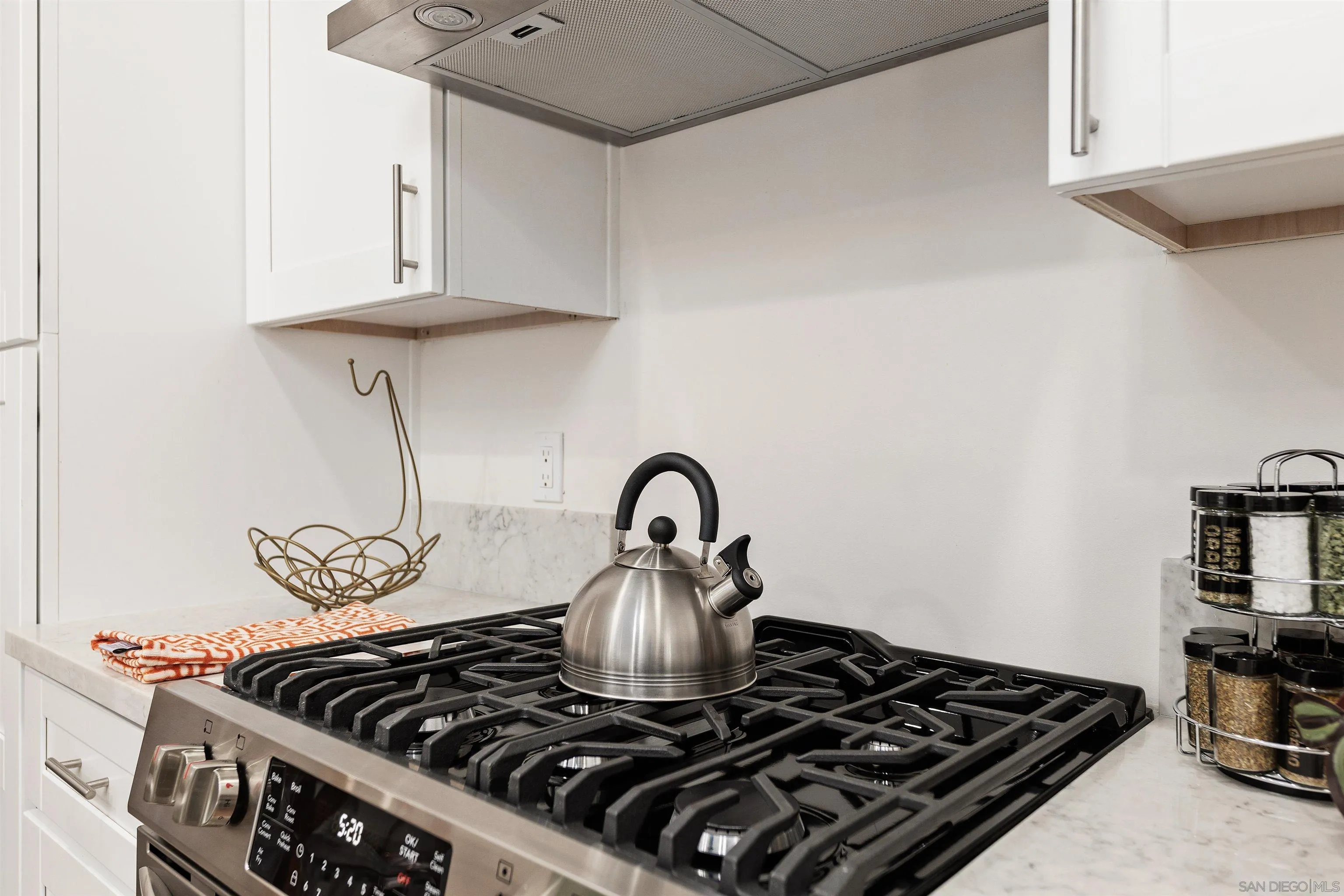 https://cdn.realtyfeed.com/cdn/127/260019013/5f9f8874b99097f4e7b544f9105bfe07.webp
