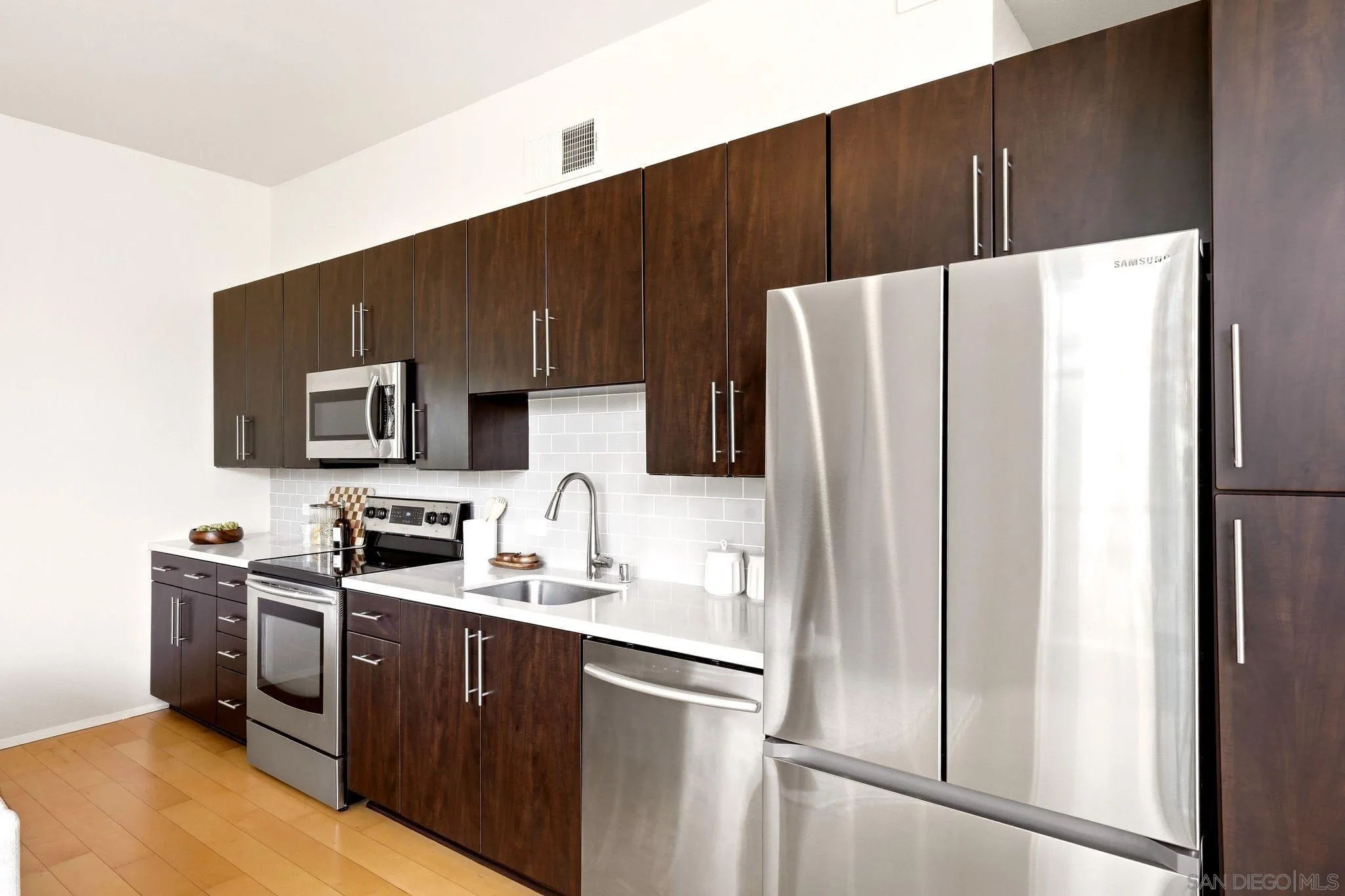 https://cdn.realtyfeed.com/cdn/127/260019016/67261bb22797ee69ab51491606014a3d.webp