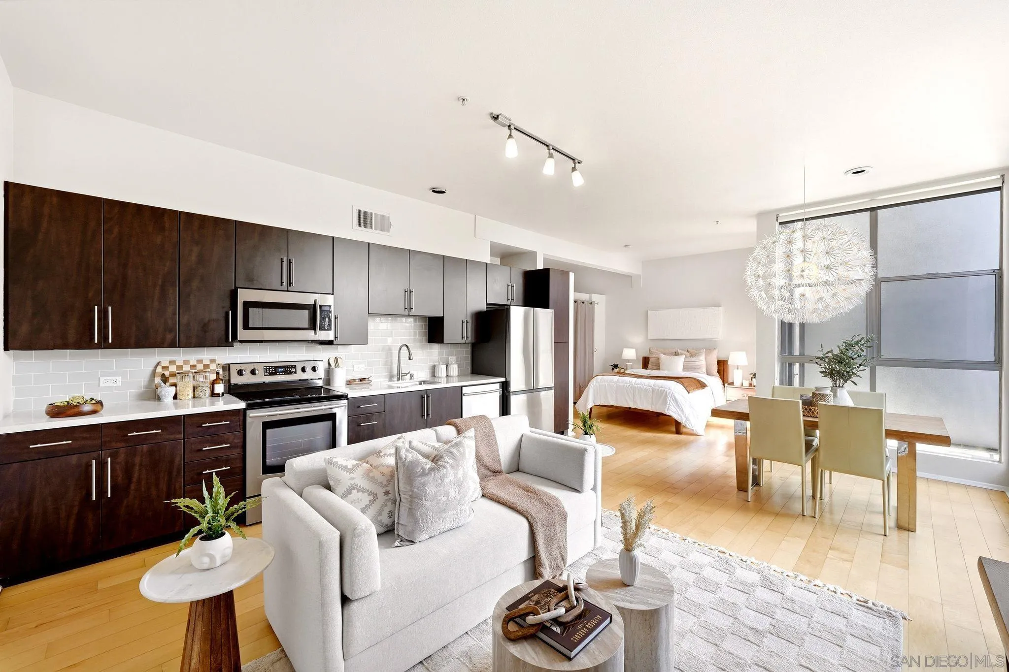 https://cdn.realtyfeed.com/cdn/127/260019016/8c54624a17709b699c2c292400073aa8.webp