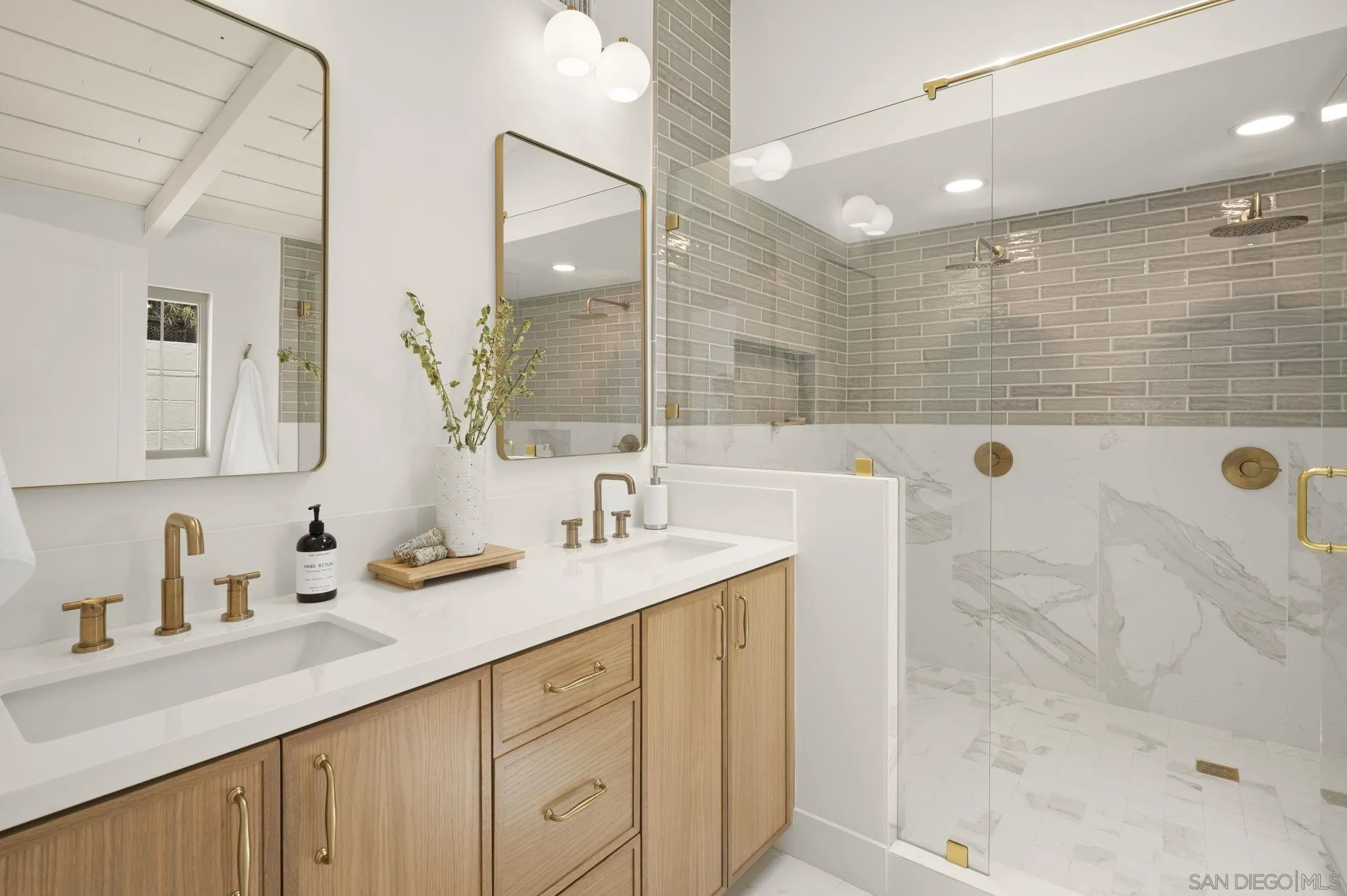 https://cdn.realtyfeed.com/cdn/127/260019032/ab9950b0aad831e290a7f904ee2acd11.webp