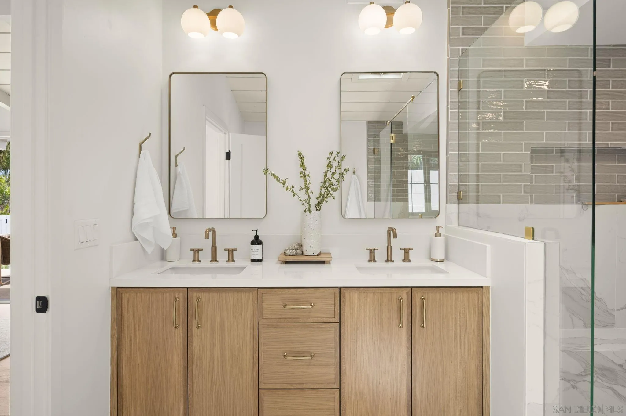 https://cdn.realtyfeed.com/cdn/127/260019032/b6751d7dcc9e429864109e5e0bb23854.webp