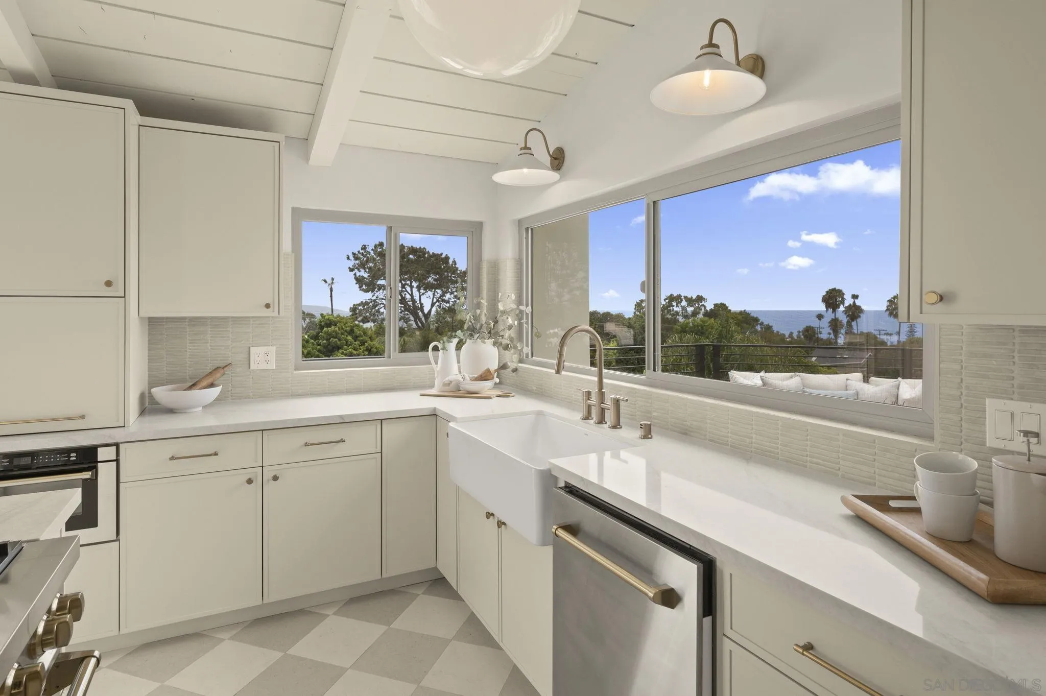 https://cdn.realtyfeed.com/cdn/127/260019032/f33e9dc197d40d99ea72c9afc5e8813b.webp