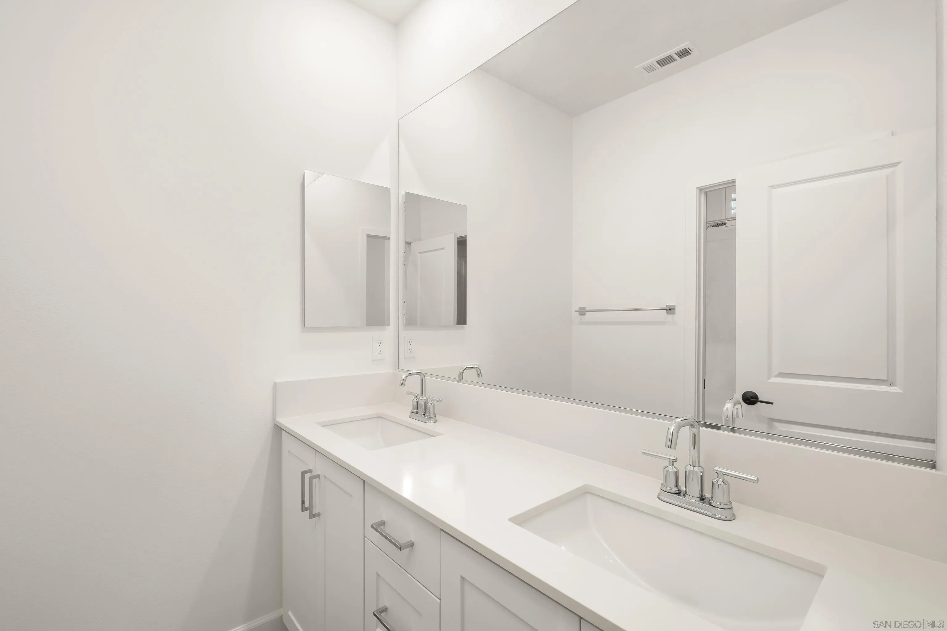 https://cdn.realtyfeed.com/cdn/127/260019065/0236dbbbce1a86108004628fcccf1882.webp