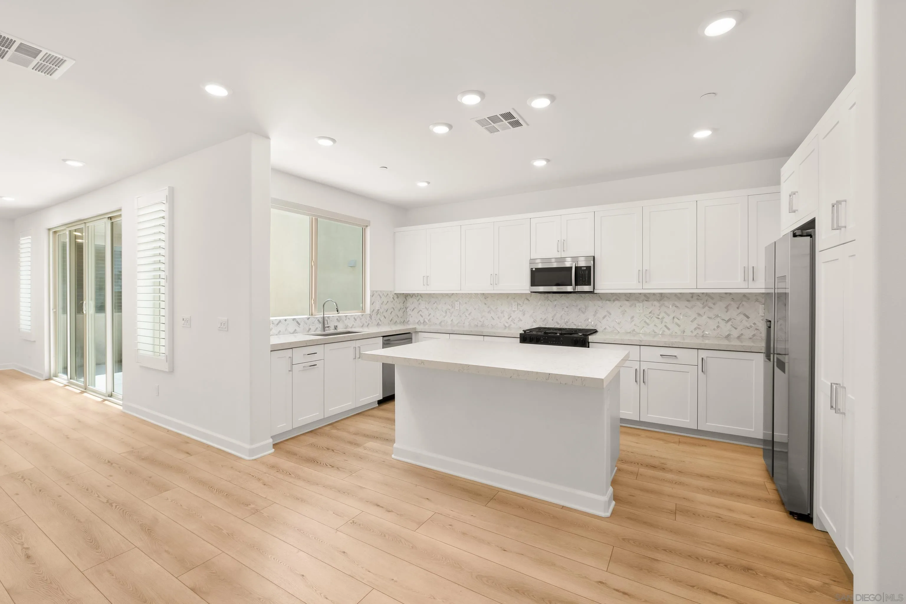https://cdn.realtyfeed.com/cdn/127/260019065/1d9a47e2df9732135674f71bf569cc37.webp