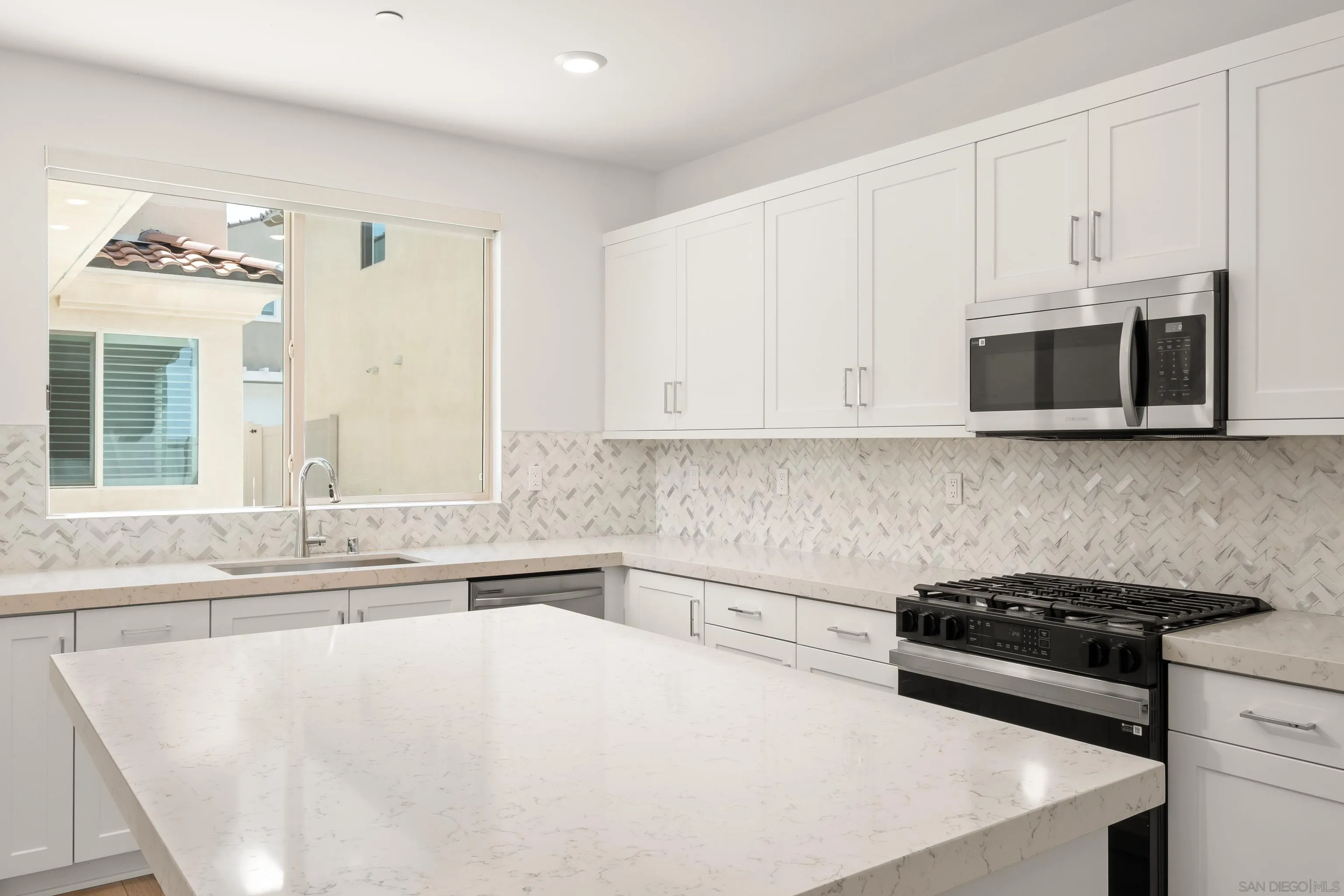 https://cdn.realtyfeed.com/cdn/127/260019065/48508600e57322615b8198b77f146185.webp
