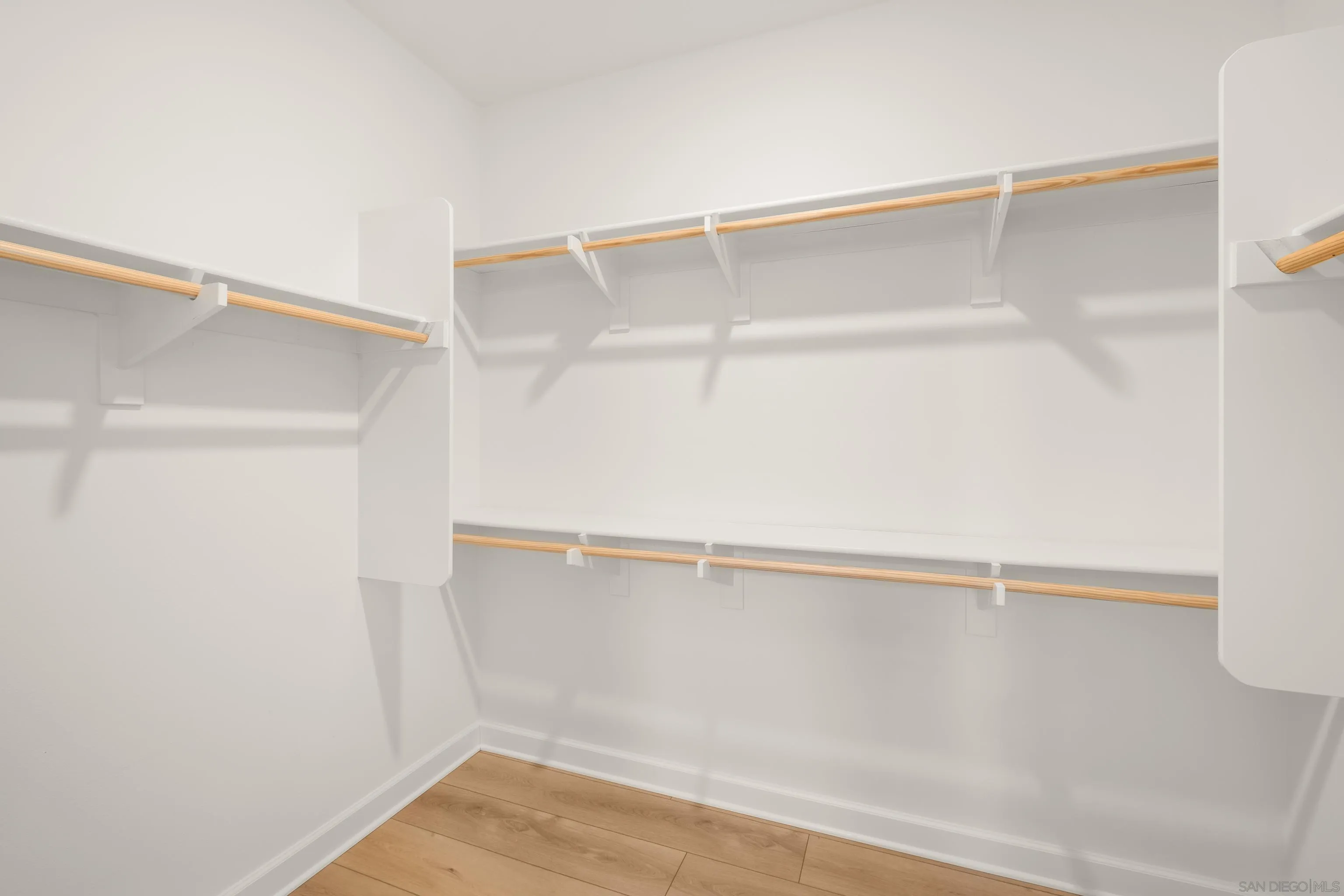 https://cdn.realtyfeed.com/cdn/127/260019065/83bc8b60f16819e3105dca45068b3c23.webp