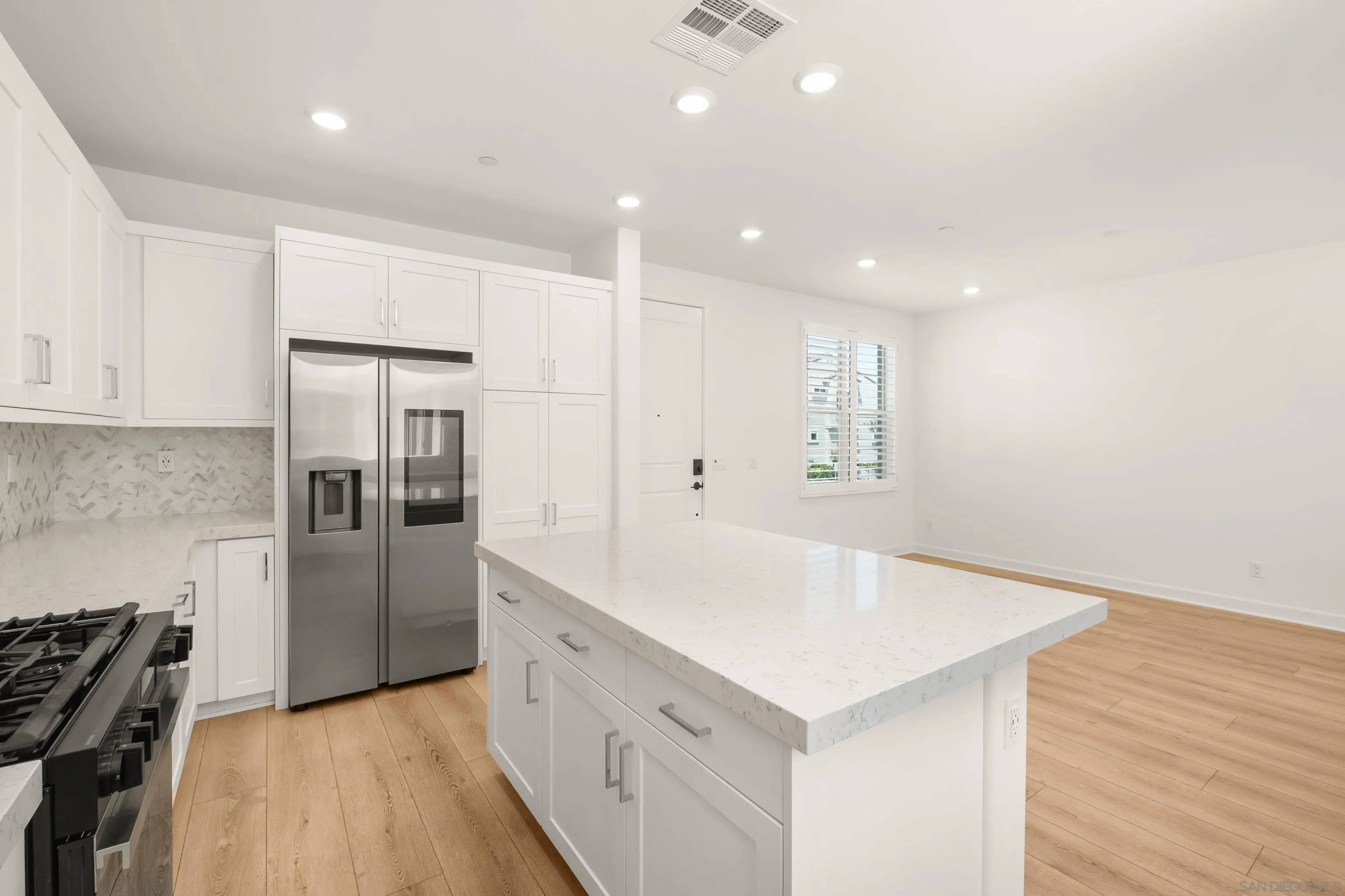 https://cdn.realtyfeed.com/cdn/127/260019065/8ebc7d69518d4ea589dec23a758d7093.webp