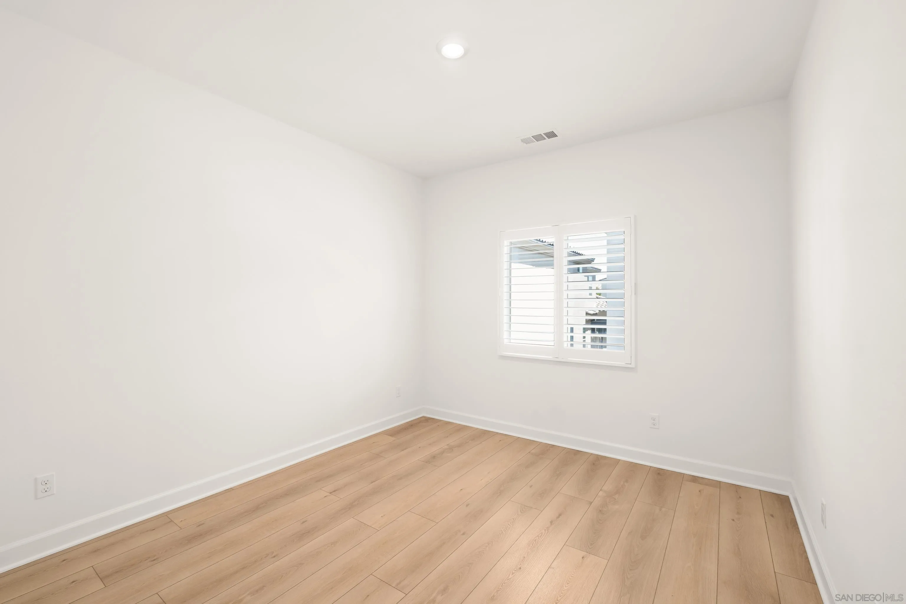 https://cdn.realtyfeed.com/cdn/127/260019065/d9741e45cb9efa32343af0018e91c734.webp