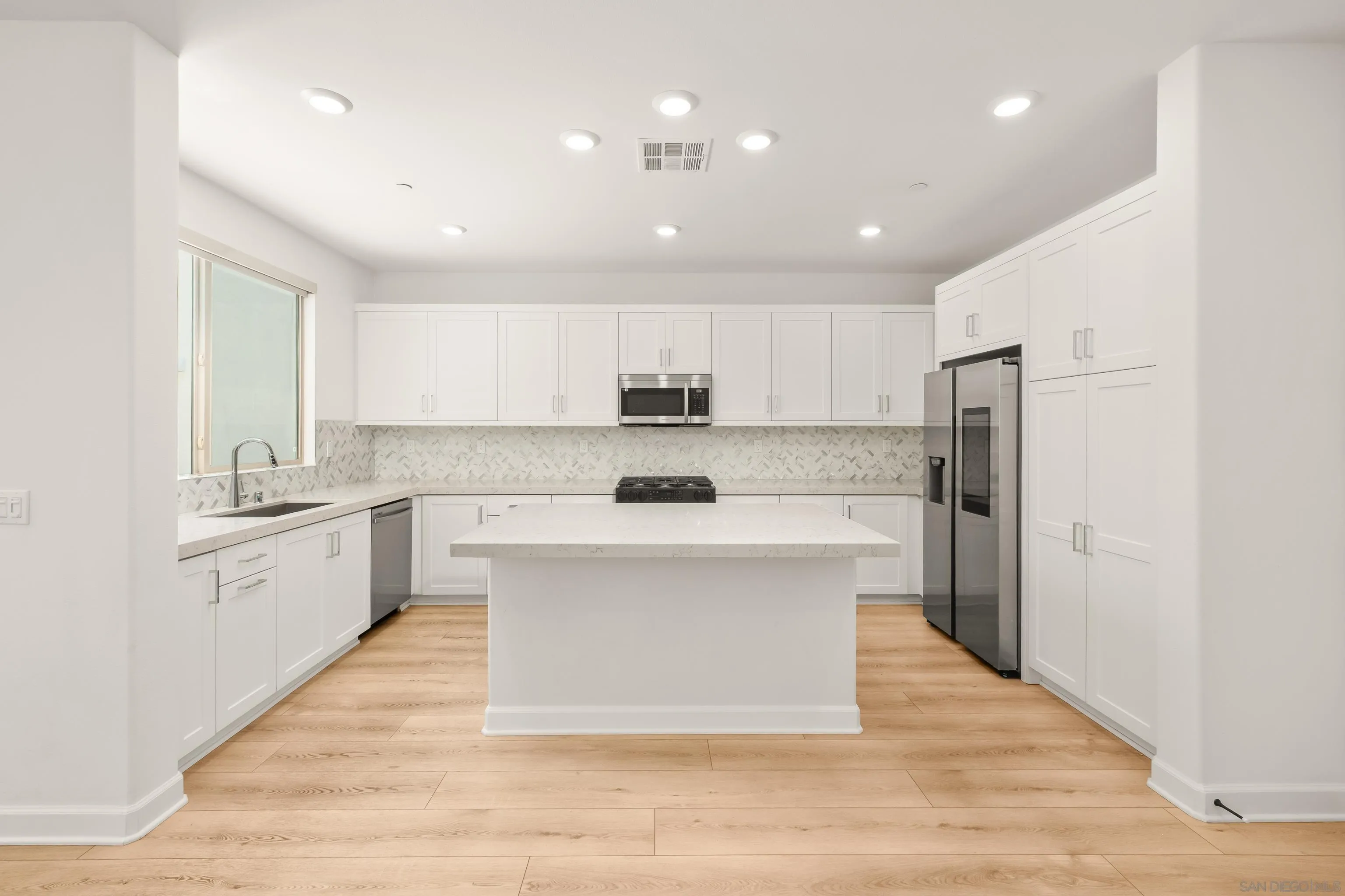 https://cdn.realtyfeed.com/cdn/127/260019065/efed1efb88bbbce5d4a9a670a09896dd.webp
