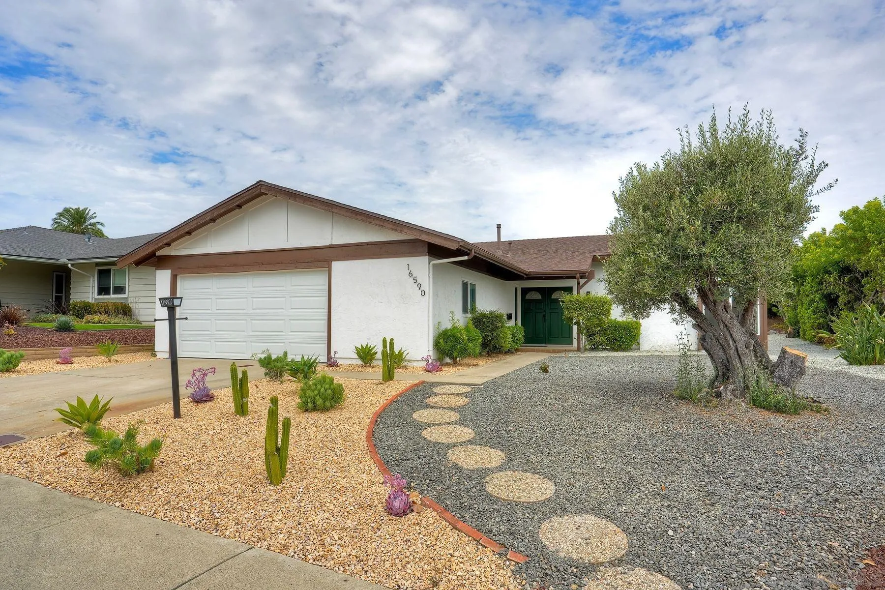 https://cdn.realtyfeed.com/cdn/127/260019079/797dde7fa43658cc037e317428d7c246.webp