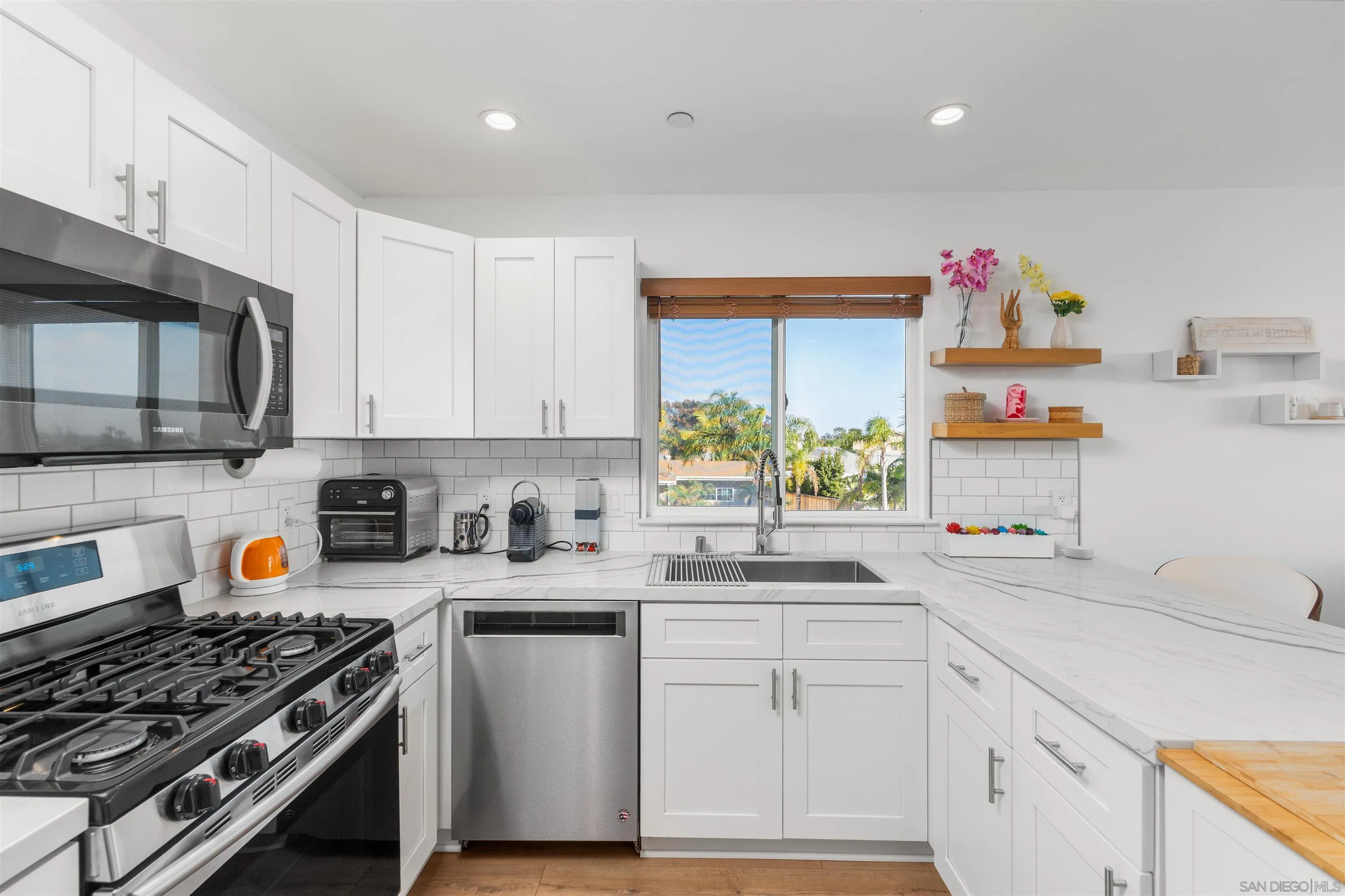 https://cdn.realtyfeed.com/cdn/127/260019091/750edb50b141d6a9346eb0e1e720d76f.webp