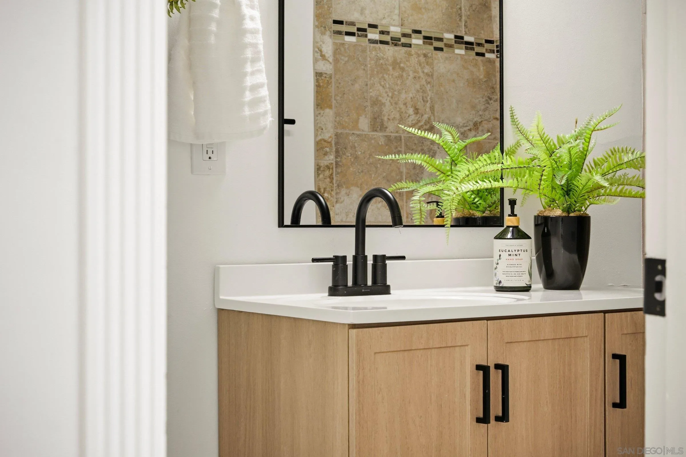 https://cdn.realtyfeed.com/cdn/127/260019106/bb8657b0ab78a07e386004bfa1696438.webp