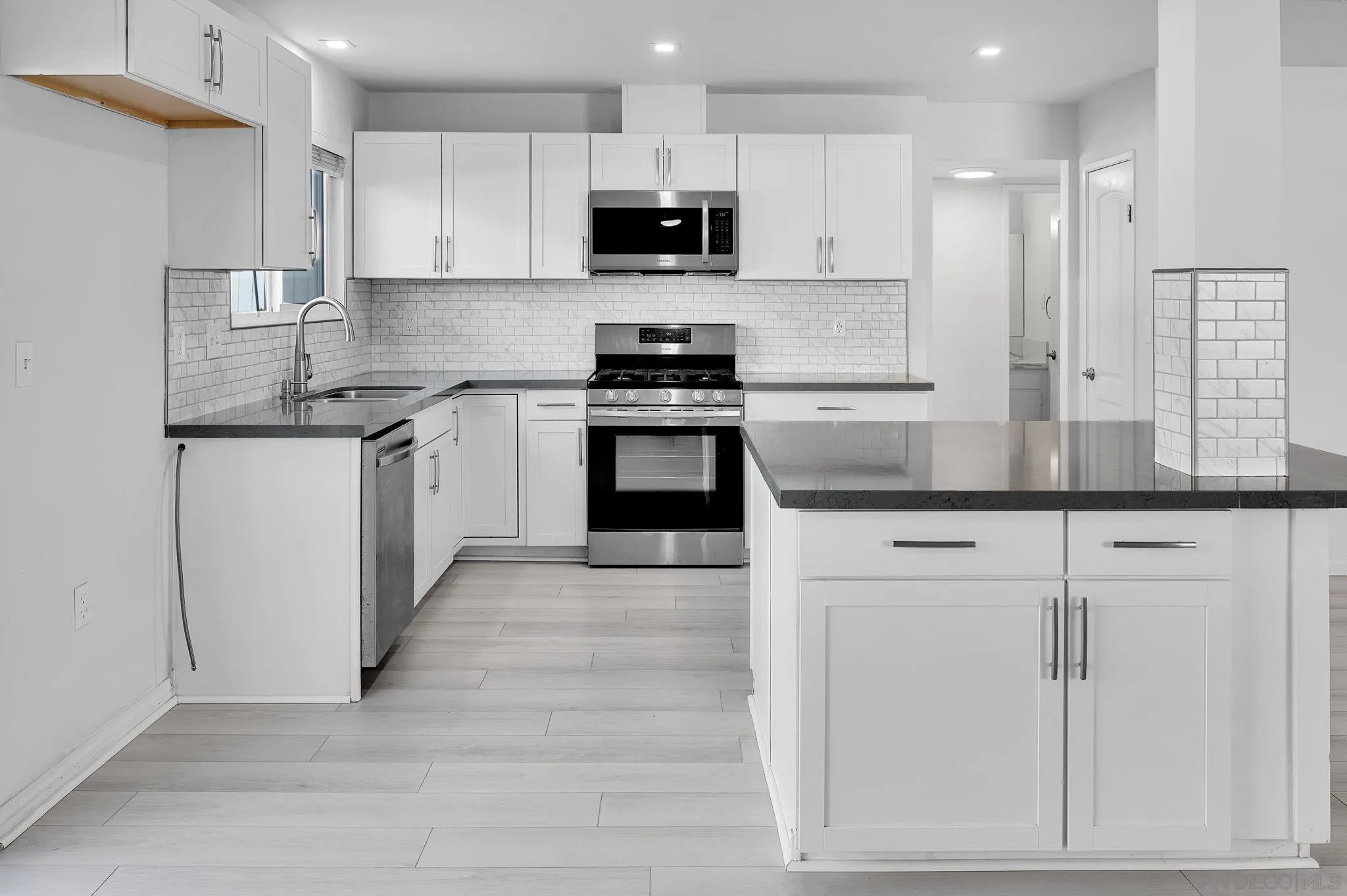 https://cdn.realtyfeed.com/cdn/127/260019121/ad4e7f81ee2f4f14f3b109ddbfea287f.webp