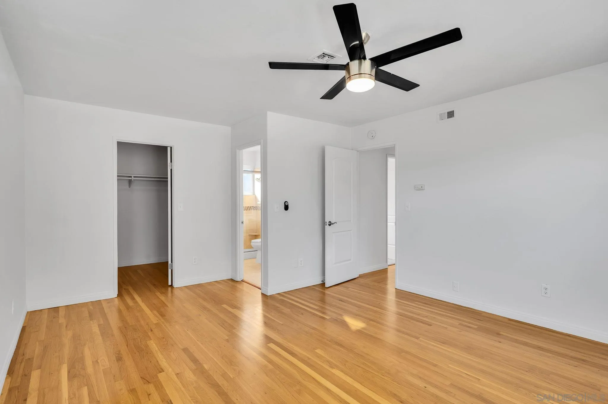 https://cdn.realtyfeed.com/cdn/127/260019121/da5fb6130bf102ddc78036dbc2d431c1.webp