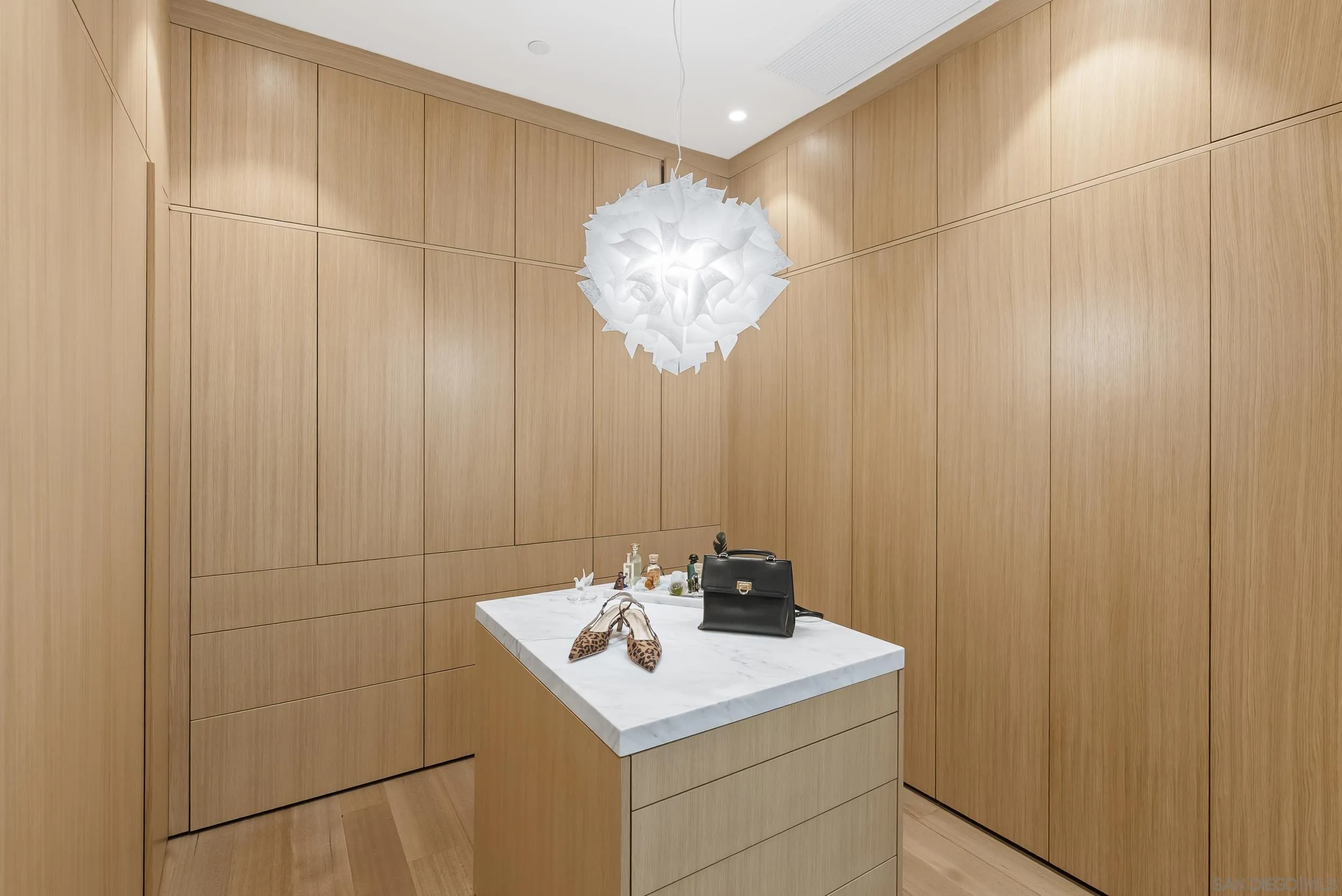 https://cdn.realtyfeed.com/cdn/127/260019135/20444c431246906aad06f2f1bbce7e71.webp