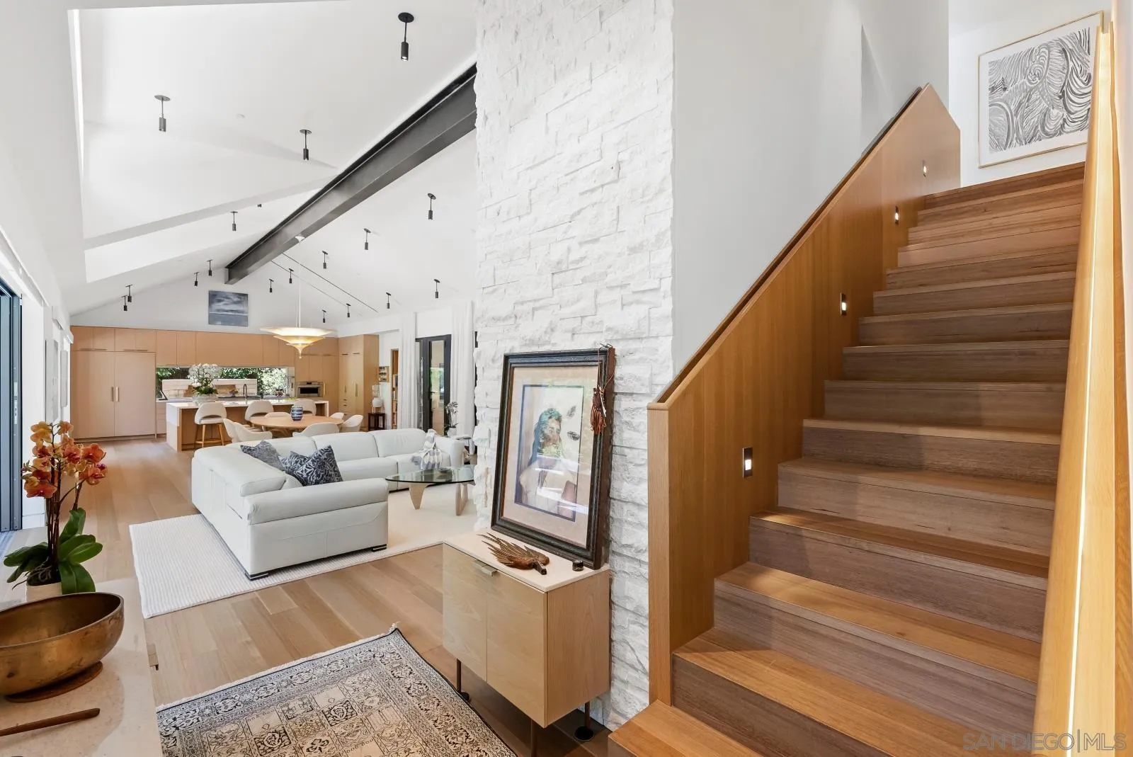 https://cdn.realtyfeed.com/cdn/127/260019135/56b3c8d725438076af5a9d684cfc69a2.webp