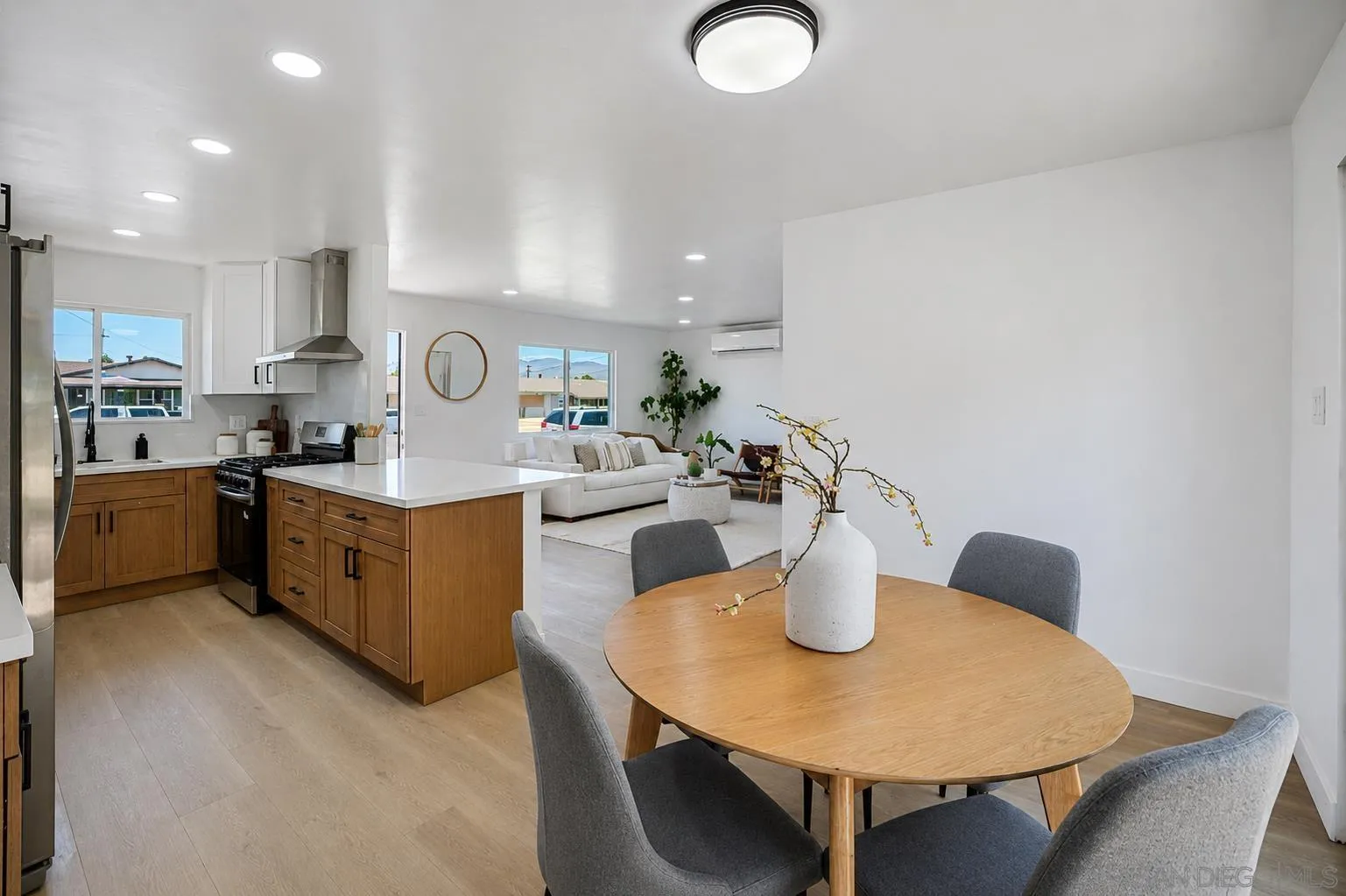 https://cdn.realtyfeed.com/cdn/127/260019137/4337312a9a9856e11bdd708ee53d59b4.webp