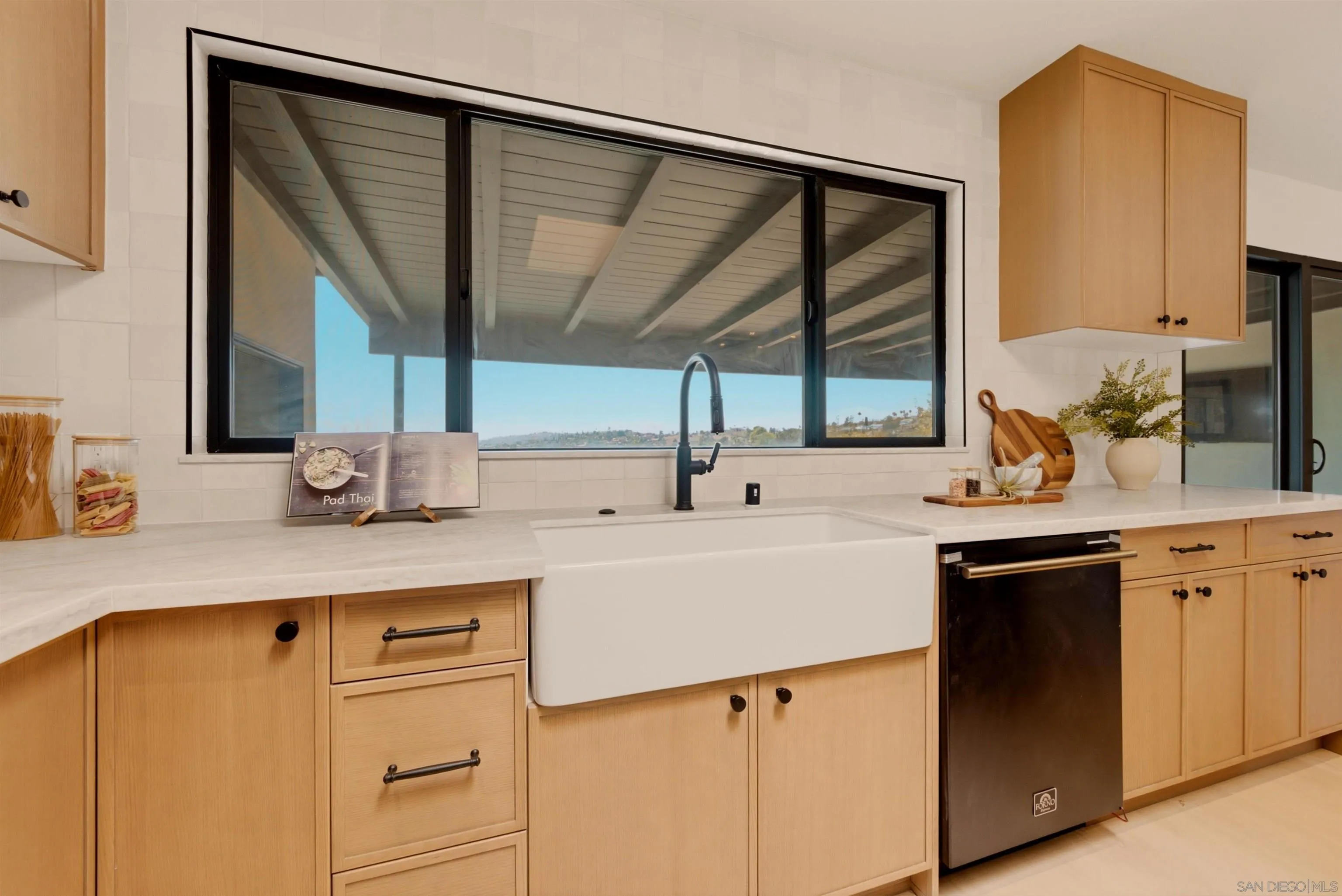 https://cdn.realtyfeed.com/cdn/127/260019139/2d94d716a9da25ea3e2a36bb27968499.webp