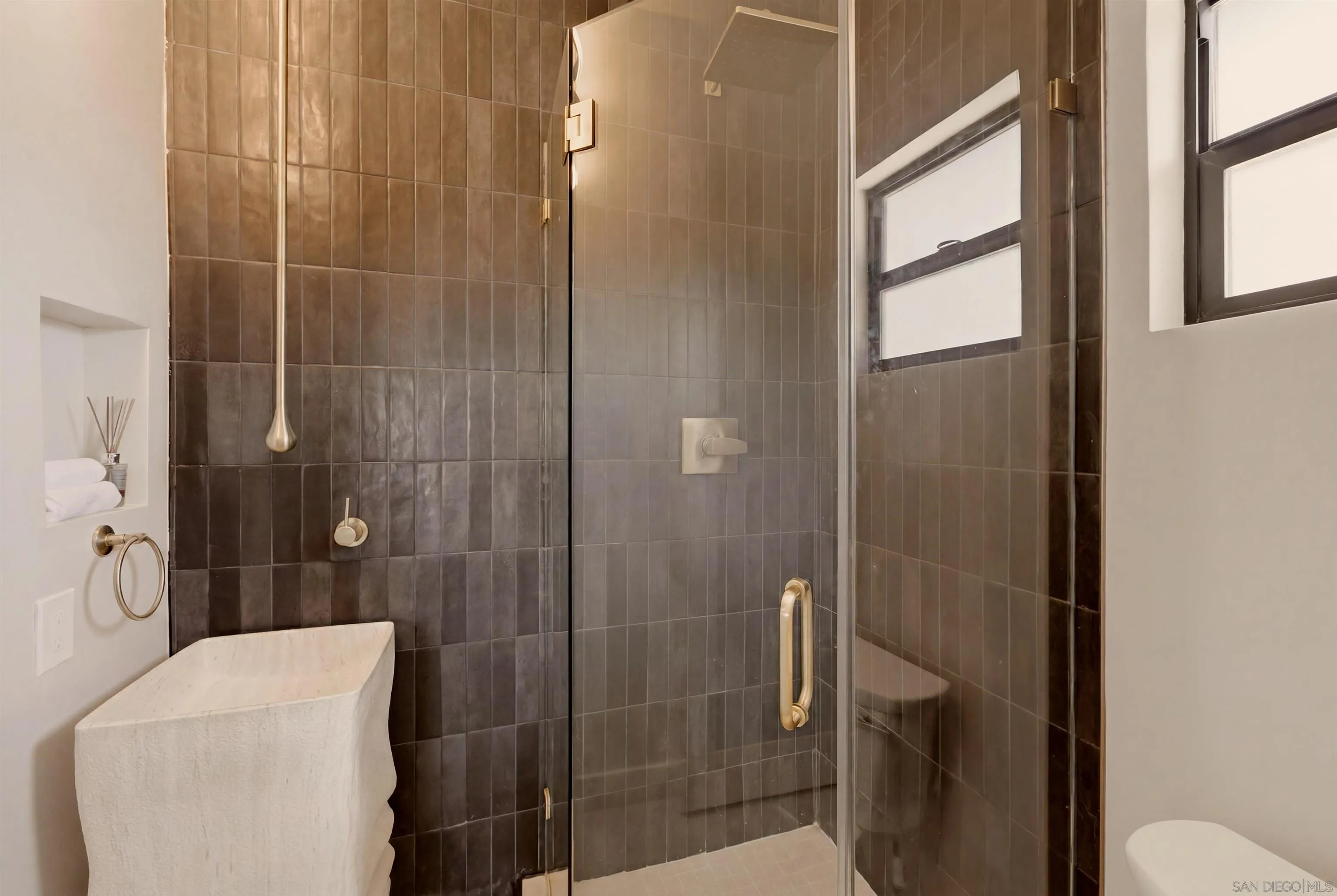 https://cdn.realtyfeed.com/cdn/127/260019139/600dbb1d652c5d7dd2f7dbb9cd5d5758.webp