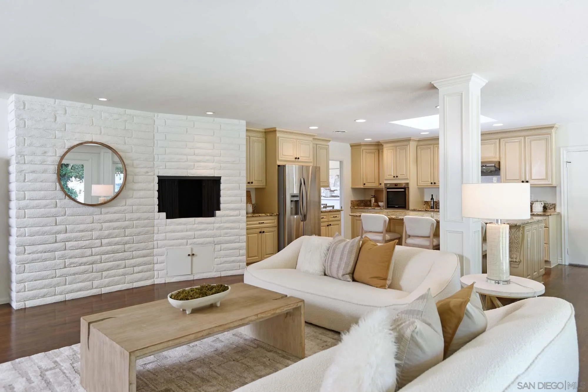 https://cdn.realtyfeed.com/cdn/127/260019142/0c3a668af7206141836f32d3edd9082f.webp