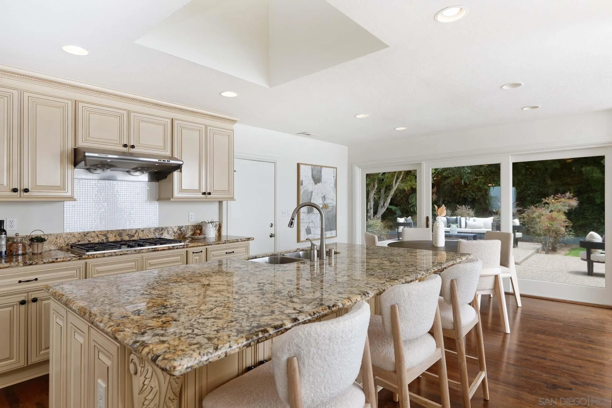 https://cdn.realtyfeed.com/cdn/127/260019142/38c36a09b89cd35f2fd79f0ea0d829f1.webp