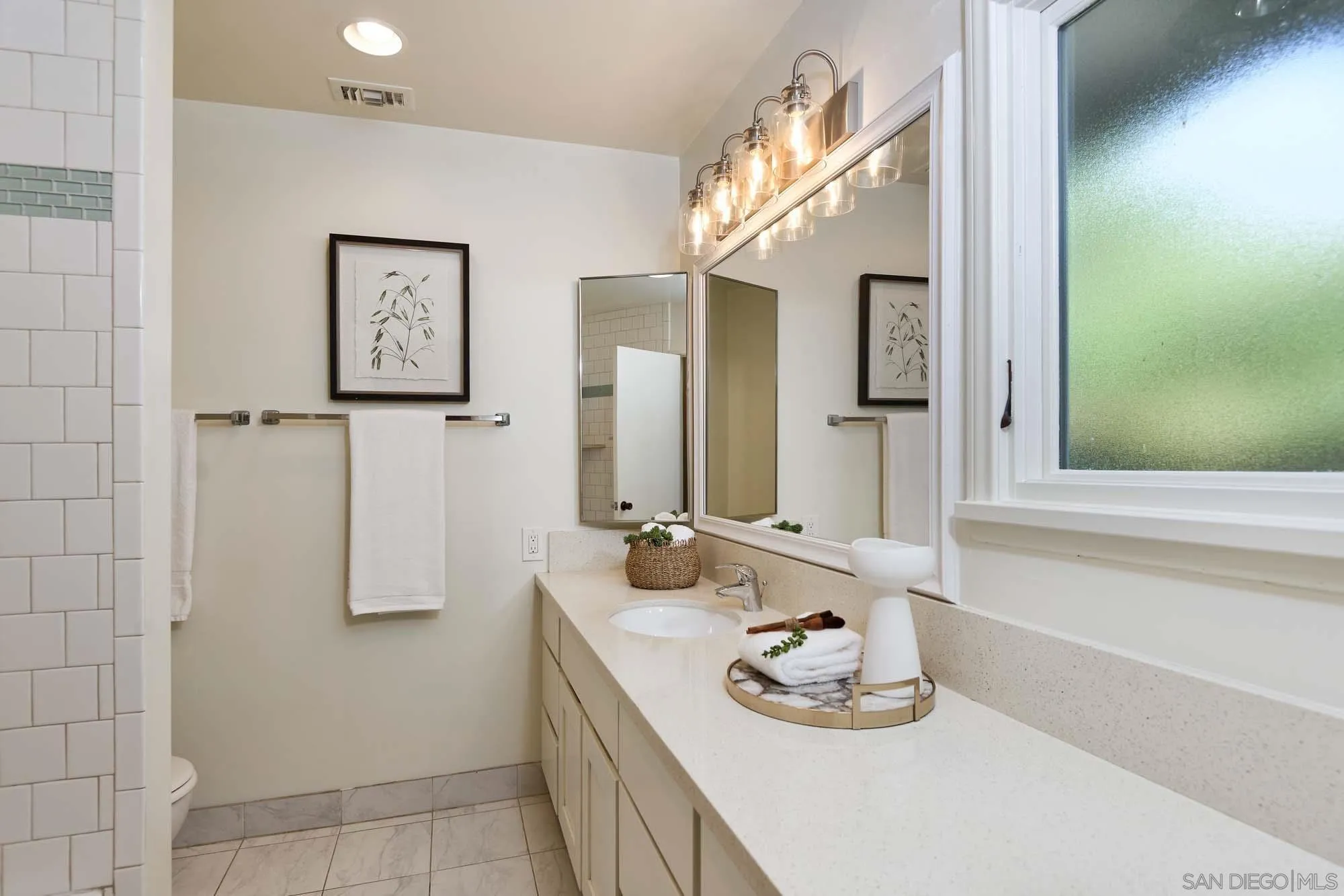 https://cdn.realtyfeed.com/cdn/127/260019142/9300be843046457c470f24932bc82154.webp