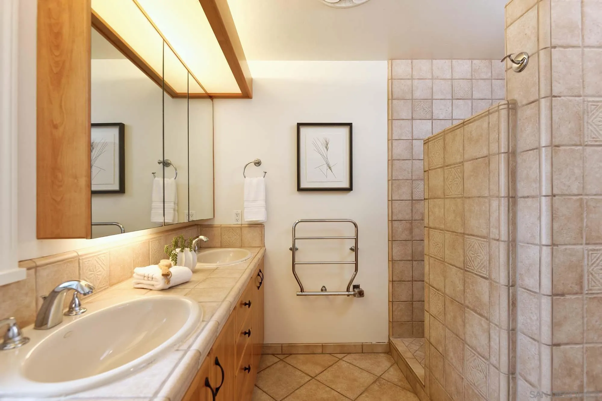 https://cdn.realtyfeed.com/cdn/127/260019142/abfc9f193e43674a956100e2c1ef12f8.webp