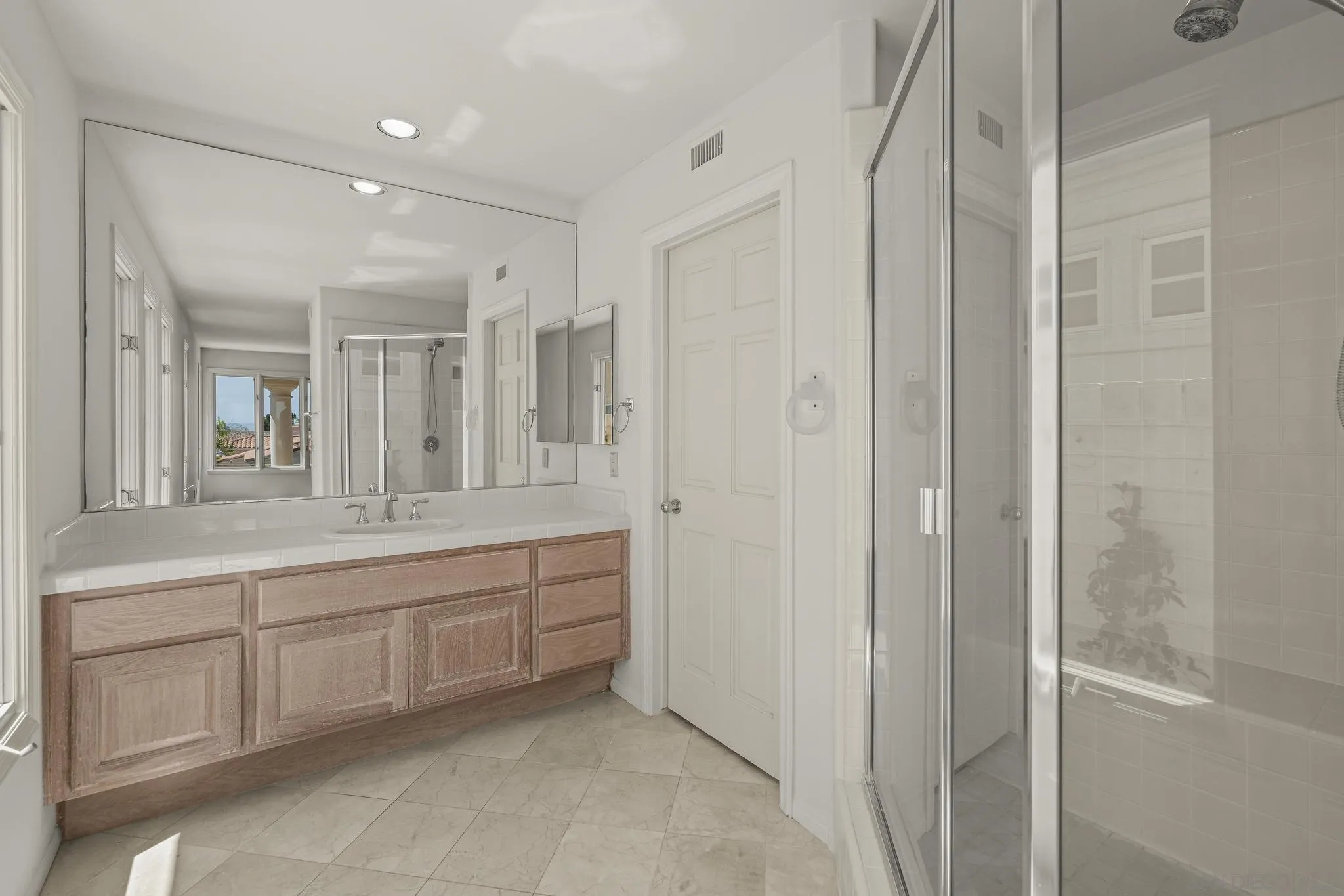 https://cdn.realtyfeed.com/cdn/127/260019143/44cd7f1a6a312a4536f08efc18a804a7.webp