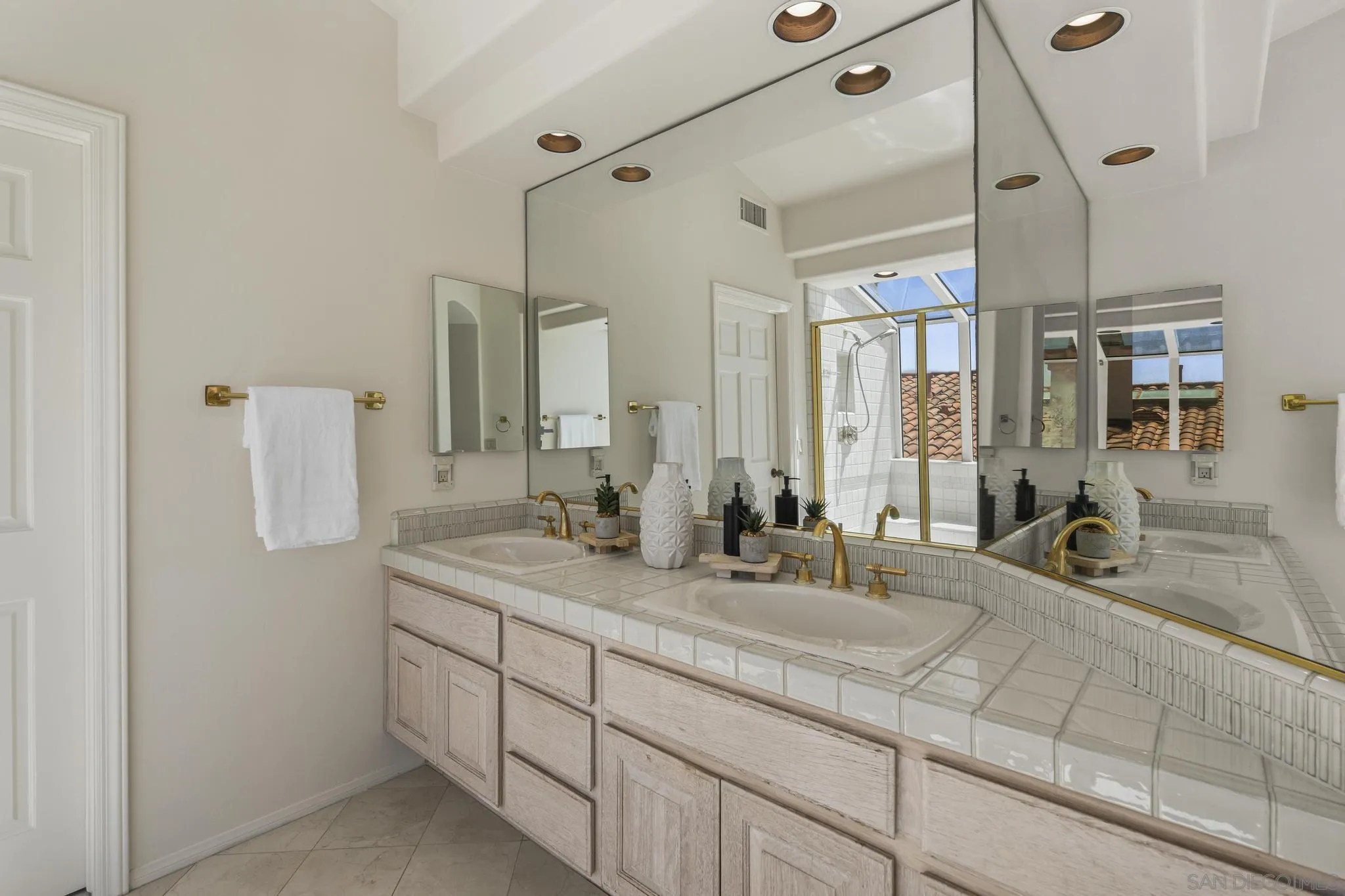 https://cdn.realtyfeed.com/cdn/127/260019143/49aee6651a8f8c8208c0dcc7246b626c.webp