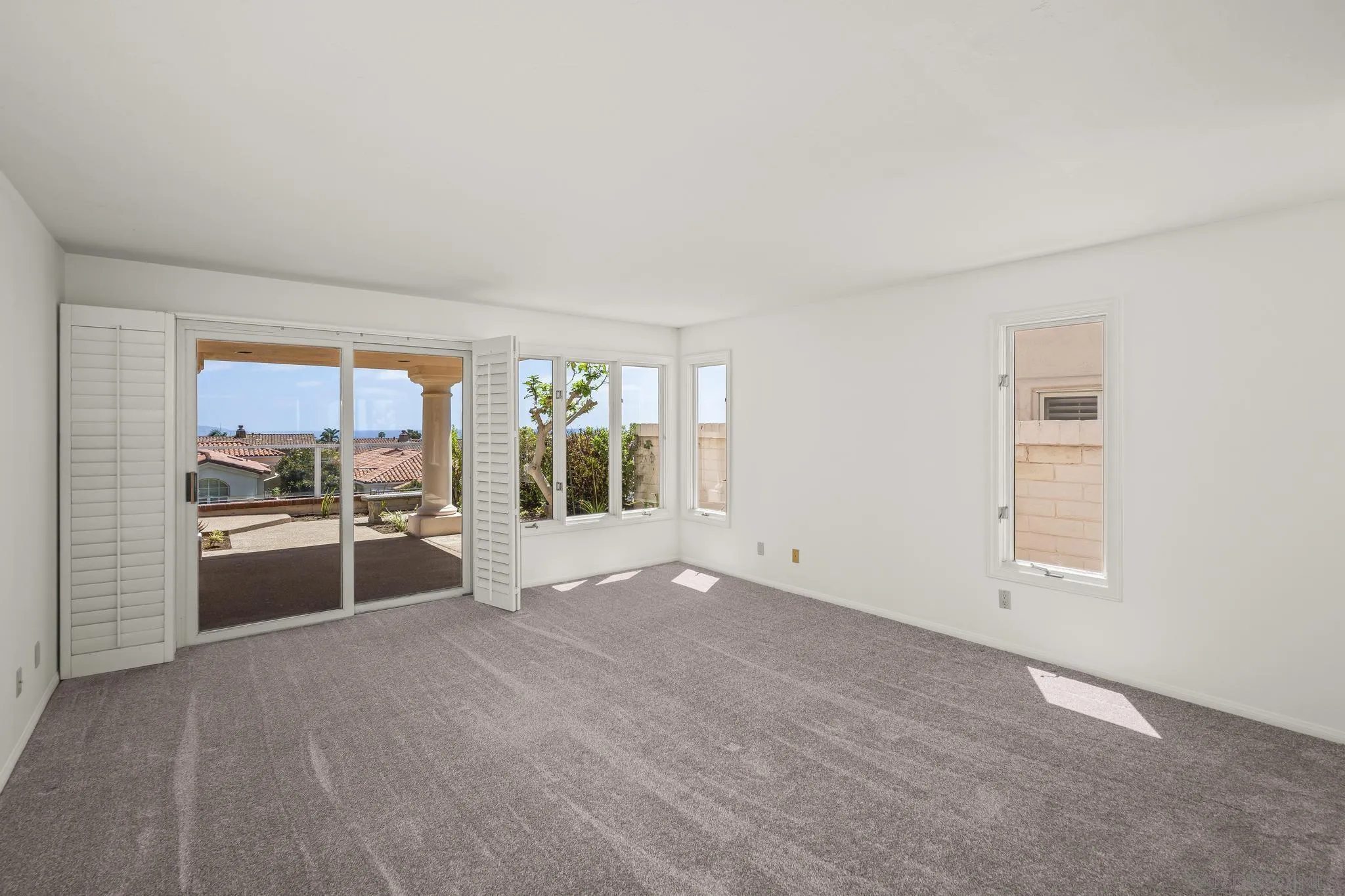 https://cdn.realtyfeed.com/cdn/127/260019143/592aaeb622441f998bea9efc8dc020dc.webp