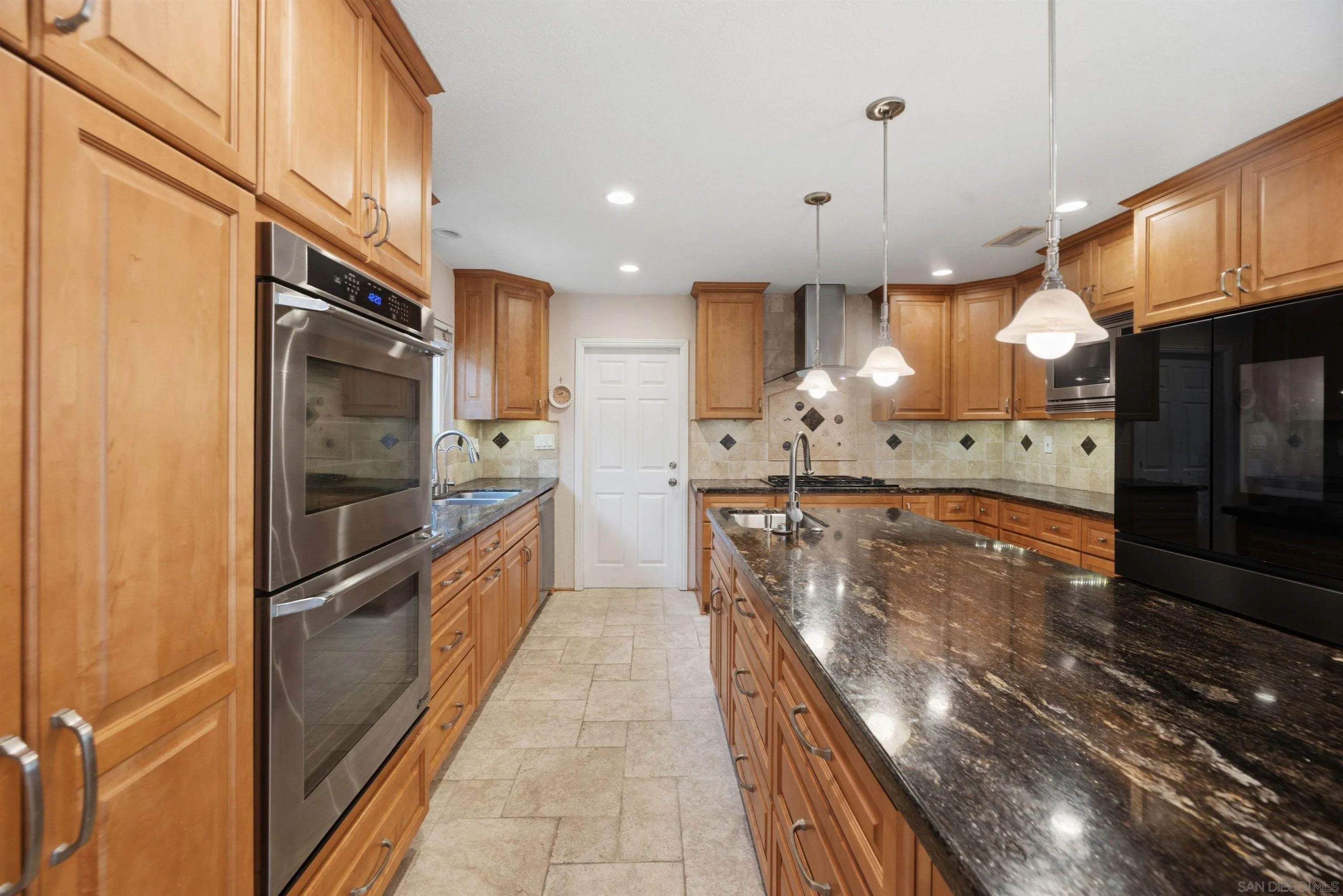 https://cdn.realtyfeed.com/cdn/127/260019148/c82d42d2623c41990aedcfa68cd655b6.webp